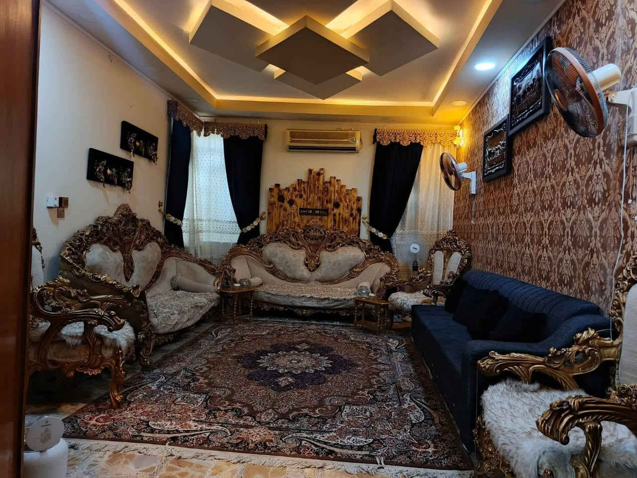 📍 العنوان: الثورة – شارع المفوضية
✨ منطقة راقية وهادئة

🔹 المساحة: 240 م²
🔹 الدار ركن على شارعين، عرض الشارع 10 أمتار.
🔹 البناء: طابوق، صب كونكريت، وبناء نظيف وجاهز للسكن.

الطابق الأول:

- صالة كبيرة.
- غرفة ضيوف (دونية).
- طارمة واسعة.
- حديقة.
- مطبخ كبير.
- غرفة.

الطابق الثاني:

- 3 غرف نوم.
- حمام داخلي.
- حمام خارجي.

الدار بموقع ممتاز، مناسب للعائلة، وقريب من جميع الخدمات.

📞 للاستفسار والمعاينة، يرجى التواصل على الخاص أو الاتصال.***********

