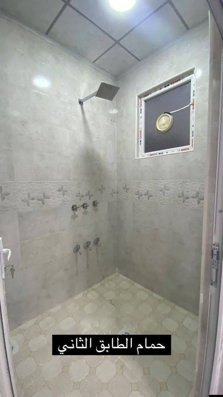🏠 دار طابق ونصف للبيع (بناء حديث - زيرو)
الموقع: الموصل - حي الانتصار (شارع 60) من جهة الميثاق.

✅ تفاصيل العقار:

المساحة: 100 متر مربع.

نوع العقار: طابق ونصف (بناء حديث، لم يسكن سابقاً - زيرو).

الخدمات: شارع تبليط، خدمات كاملة، موقع مميز جداً.

السند: طابو الزهور (شرط التحويل باسم المشتري).

🛌 مكونات الدار:

غرف نوم عدد (2).

هول داخلي عدد (2).

استقبال واسع.

مطبخ مجهز.

مجموعة صحية (حمامين).

الاستلام: فوري ومباشر.

💰 السعر:

77 مليون دينار عراقي (مع مجال بسيط للشراي المباشر).

📞 للتواصل والاستفسار:

يمكنكم الاتصال أو المراسلة عبر واتساب على الأرقام التالية:

***********
