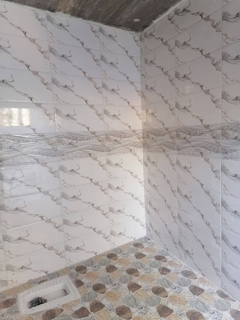 يوجد خلفه سراميك متفرق داخل تكريت  ‏‪***********‬‏ قير متواجد عل فيس
