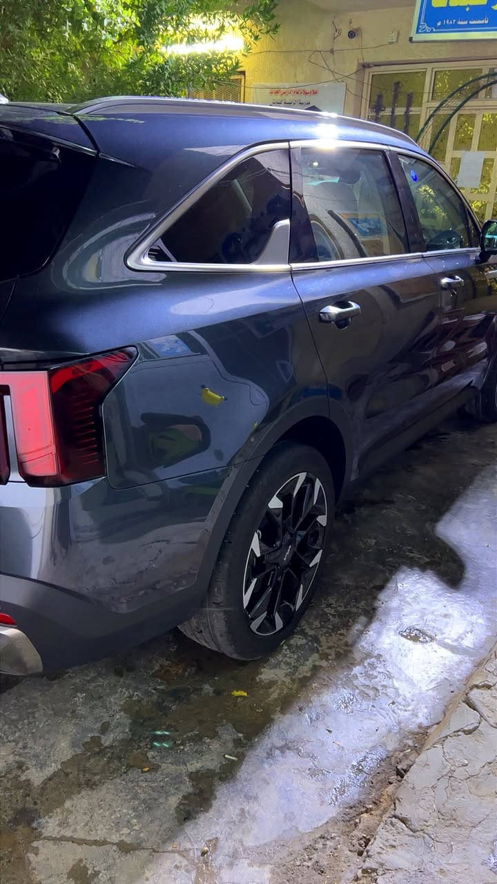 🚗 للبيع: تحفة كيا سورينتو 2024 - قمة الفخامة والأداء   EX🚗
لمحبي التميز والتكنولوجيا الحديثة، معروضة للبيع سيارة كيا موديل 2024 بحالة الوكالة من حيث النظافة والمواصفات العالية.

⚙️ المواصفات الفنية والأداء:

• المحرك: 2500 تيربو (عزم وقوة استثنائية).

• المسافة المقطوعة: 15,000 كم فقط.

• أنظمة القيادة: مزودة بـ 4 أنظمة قيادة مختلفة لتناسب كل الطرقات.

✨ المواصفات الداخلية والرفاهية (فول مواصفات):

• اللون الخارجي: رمادي لامع مميز جداً.

• المقصورة: كشنات جلد فاخرة مع خاصية التدفئة.

• السقف: بانوراما بالكامل مع بطانة داخلية بلون أوف وايت تضفي لمسة اتساع وفخامة.

• التحكم: فول تحكمات استيرن وشاشة ديجيتال متطورة.

🛠️ حالة البدي والضرر (بمنتهى الشفافية):

السيارة مكفولة من الصبغ تماماً، وحالتها كما موضح في الصور:

• تعديل "بارد" في الجاملغات فقط.

• تعديل بسيط (سحب) في خشم الشاصي بسبب "البراكيت" فقط ).

• الايرباكات المتضررة: (استيرن، دشبول، بردة).

💰 السعر المطلوب:

24,500$ (شدتين و 45 ورقة  وبيه مجال )

📍 للتواصل والاستفسار:

[***********] أو المراسلة على الخاص.

#كيا #Kia #Sorento2024 #سيارات_للبيع #العراق #كيا_سورينتو #سيارات_حديثة
