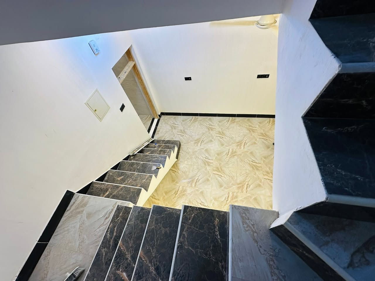 دار سكن للبيع 📍حي حي الأمام المهدي  مطلوب أسكان ٤٠🎈
* المساحة البناء : 100 م²
*بناء حديث غير مسكون سابقأ
* غرفة نوم
* صالة
* استقبال
* مطبخ
* صحيات داخلية وخارجية
*منور 
الطابق الثاني:
* صالة
مكتب النجيماوي📍حي المعلمين مقابيل مطعم كوخ السلطان 
***********
