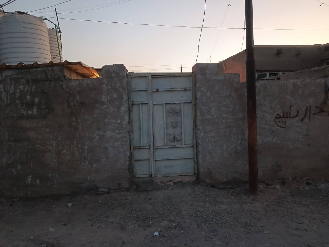 السلام عليكم بيت للبيع مي كهرباء مجاري كافت الخدمات مساحة 130 مربع خلف مطعم جواد سعر 18 وبي مجال بنا قديم موقع حلو *********** اتصل ودلل
