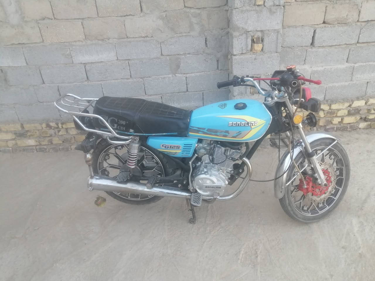 السلام عليكم سيفان للبيع موديل 24 اوراق كامله خمسه كير محرك 200cc دراجه حلوه ونضيفه السعر 625 وبيها مجال قليل المكان بابل كفل جسر ام عباسيات صيطرت معمل الببسي الاتصال على الرقم ***********
