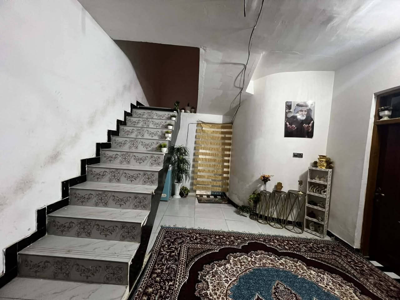 سلام عليكم بيت للبيع مساحة
217متر مربع بناء حديث 
طابو زراعي 
طابقين

غرفتين جوه واربعه فوك

براني 7×4

مجموعه صحيات داخليه وخارجيه

***********اتصال
‏‪***********‬‏وتساب

حي الميكانيك فرع مديريه الشؤن
