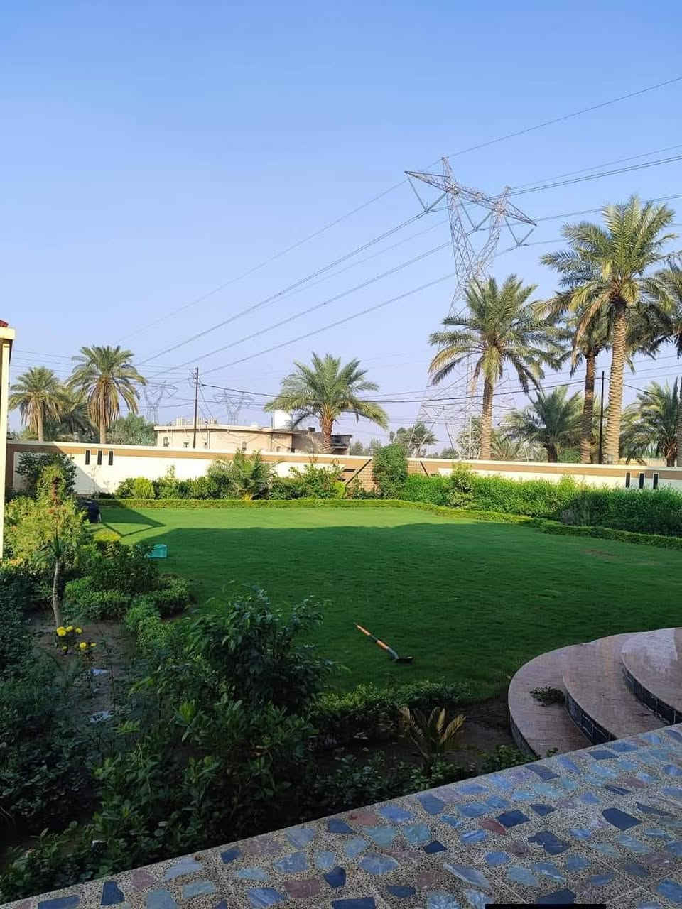 السلام عليكم يوجد فلاح تنضيف حدائق وتجهيزات كامله ارجو من الاخوه رفع المنشور مع تحياتي إلى مدير الاكروب *********** يوجد واتساب
