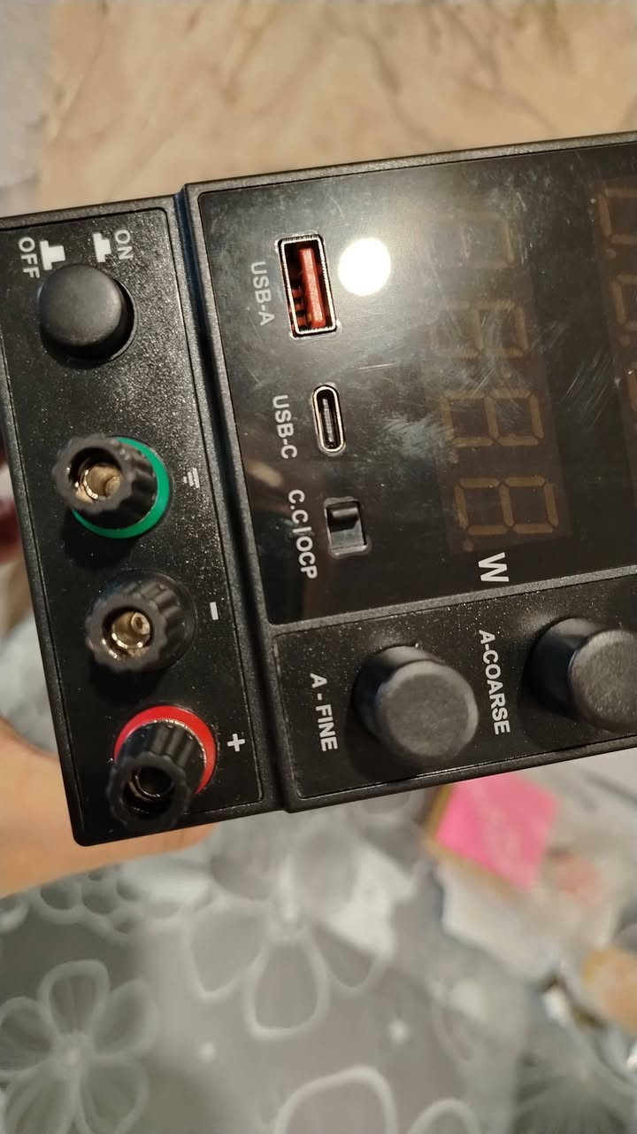 Power supply 30V 10A
الجهاز  هو مزود طاقة مستمر متغير (Variable DC Power Supply) من شركة NANKADF / WANPTEK ويحمل الطراز DPS3010U.يُستخدم هذا الجهاز بشكل أساسي في مختبرات الإلكترونيات، وورش صيانة الهواتف والكمبيوتر، واختبار الأجهزة، وشحن البطاريات؛ حيث يتيح لك التحكم الدقيق في الجهد والتيار الخارجين.الميزات والمواصفات الرئيسية للجهاز:القدرة القصوى للجهد والتيار: يمنحك جهداً قابلاً للتعديل من 0 إلى 30 فولت، وتياراً من 0 إلى 10 أمبير، بقدرة إجمالية تصل إلى 300 واط.شاشات العرض الرقمية: يحتوي على ثلاث شاشات LED منفصلة لعرض القيم اللحظية بدقة لـ:الجهد بالفولت (V).التيار بالأمبير (A).القدرة المستهلكة بالواط (W).مفاتيح التعديل الخشن والدقيق: يحتوي على 4 مفاتيح دائرية (انكودر) لضبط القيم بسهولة:V-COARSE و V-FINE: لضبط الجهد بشكل سريع (خشن) وثم ضبطه بدقة عالية.A-COARSE و A-FINE: لضبط حد التيار بشكل سريع وثم بدقة عالية.ميزة حماية التيار الزائد (OCP): يحتوي على زر خاص بوضع C.C / OCP، والذي يفصل الطاقة أو يطلق إنذاراً عند حدوث تماس كهربائي (شورت) لحماية الأجهزة من التلف.منافذ شحن سريعة الملحقة: يوفر منفذ USB-A باللون البرتقالي ومنفذ Type-C في الواجهة الأمامية لشحن الهواتف والأجهزة الذكية مباشرة.أقطاب المخرجات: يحتوي في الأسفل على منفذ سالب (أسود)، ومنفذ موجب (أحمر)، وبينهما منفذ التأريض الأرضي (أخضر)

السعر 75 الف


**إذا كنت صاحب هذا الإعلان وتريد حذفه لأي سبب، رجاءا أرسل رسالة إلى الدعم الفني**
