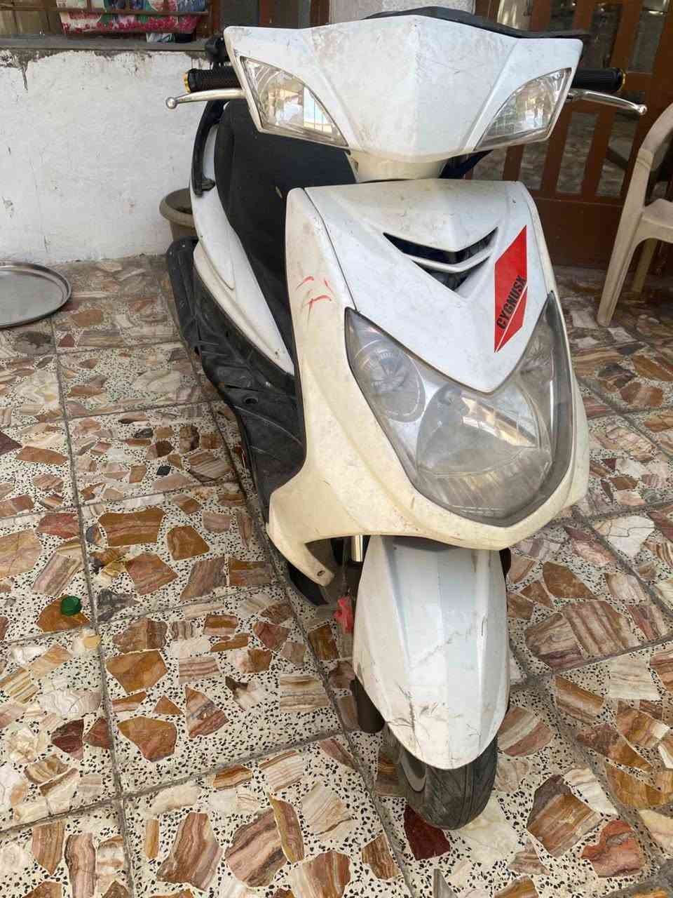 السلام عليكم دراجه سكنس فحل ياباني شغاله بيه اشويه خربطه مكانه بغداد الحريه سعر 400 الف كوم حديد ابيع 
***********
