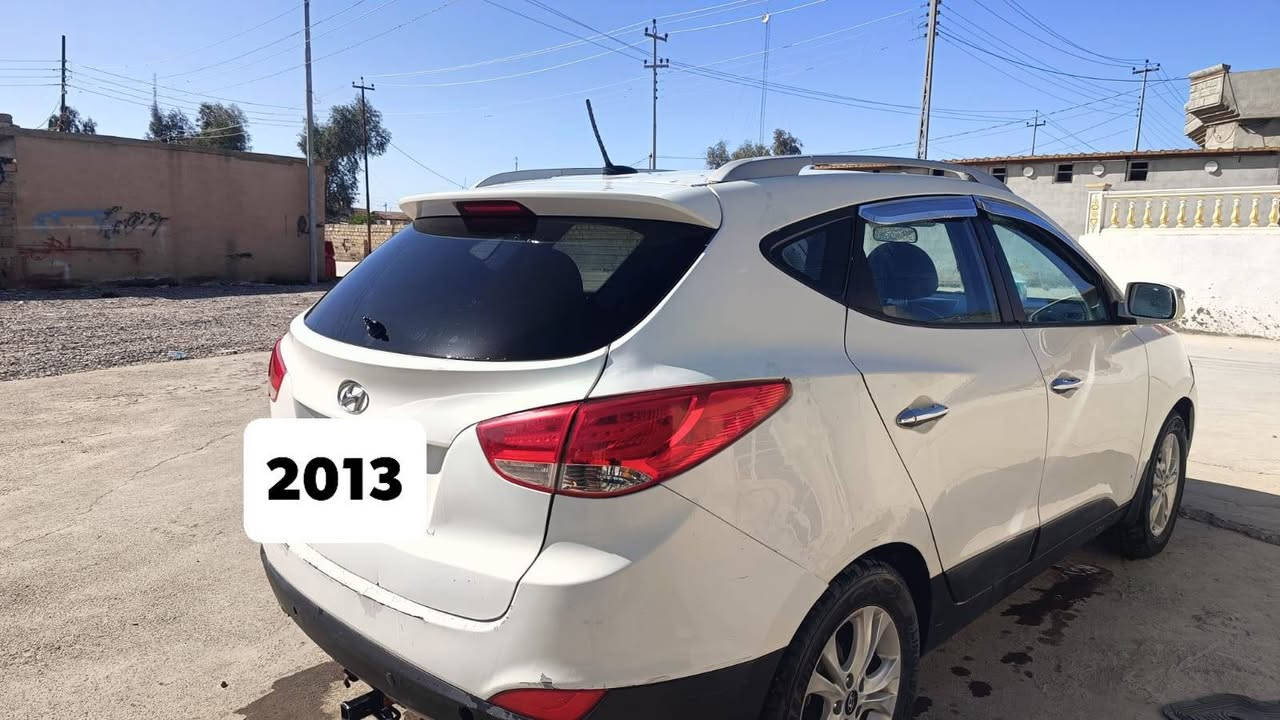 السلام عليكم /سيارة للبيع 
🚘 هيونداي توسان 2013
🔹 المحرك والأداء
محرك 4 سلندر 2.0 لتر
ناقل حركة أوتوماتيك 6 سرعات
نظام دفع أمامي (FWD)
🔹 المواصفات الخارجية
جنوط ألمنيوم
مرايا جانبية كهرباء
مصابيح ضباب أمامية
إشارات بالمرايا
سبويلر خلفي
🔹 المواصفات الداخلية
شاشة عرض وسطية
بلوتوث – AUX – USB
تحكم بالمقود
تكييف قوي (ممتاز بالصيف 🔥❄️)
زجاج كهرباء
قفل مركزي

للتواصل والاستفسار

*********** //مكاني كركوك /الحويجة/ناحية الزاب
