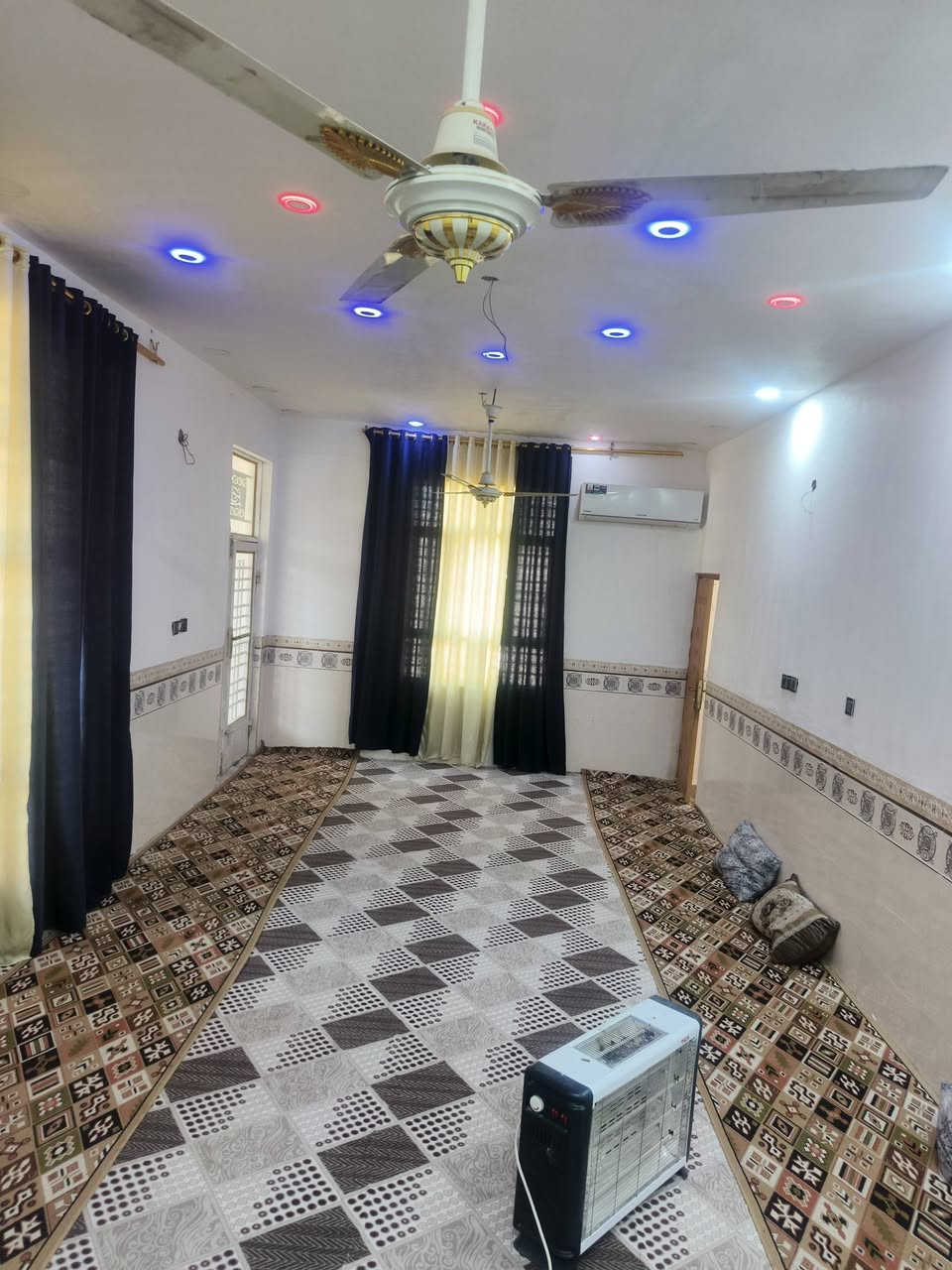 سلام عليكم 650م متر بيها بيت 300م ومحل 90م عشارع للبيع عقد 35 حديقه وكراج كبير 4 غرف 2 غرف سويت وغرفه فوك + ستقبال وهول وصاله ومطبخ 2 مدخل منور مجمع صحيات داخليه و خارجيه كربلاء منطقه الروفه بضهر جامعه كربلاء منطقه كامله خدمات مدارس ومستوصف مولد ذهبي تبعد عن المام 6 كيلو ستفسار ***********
