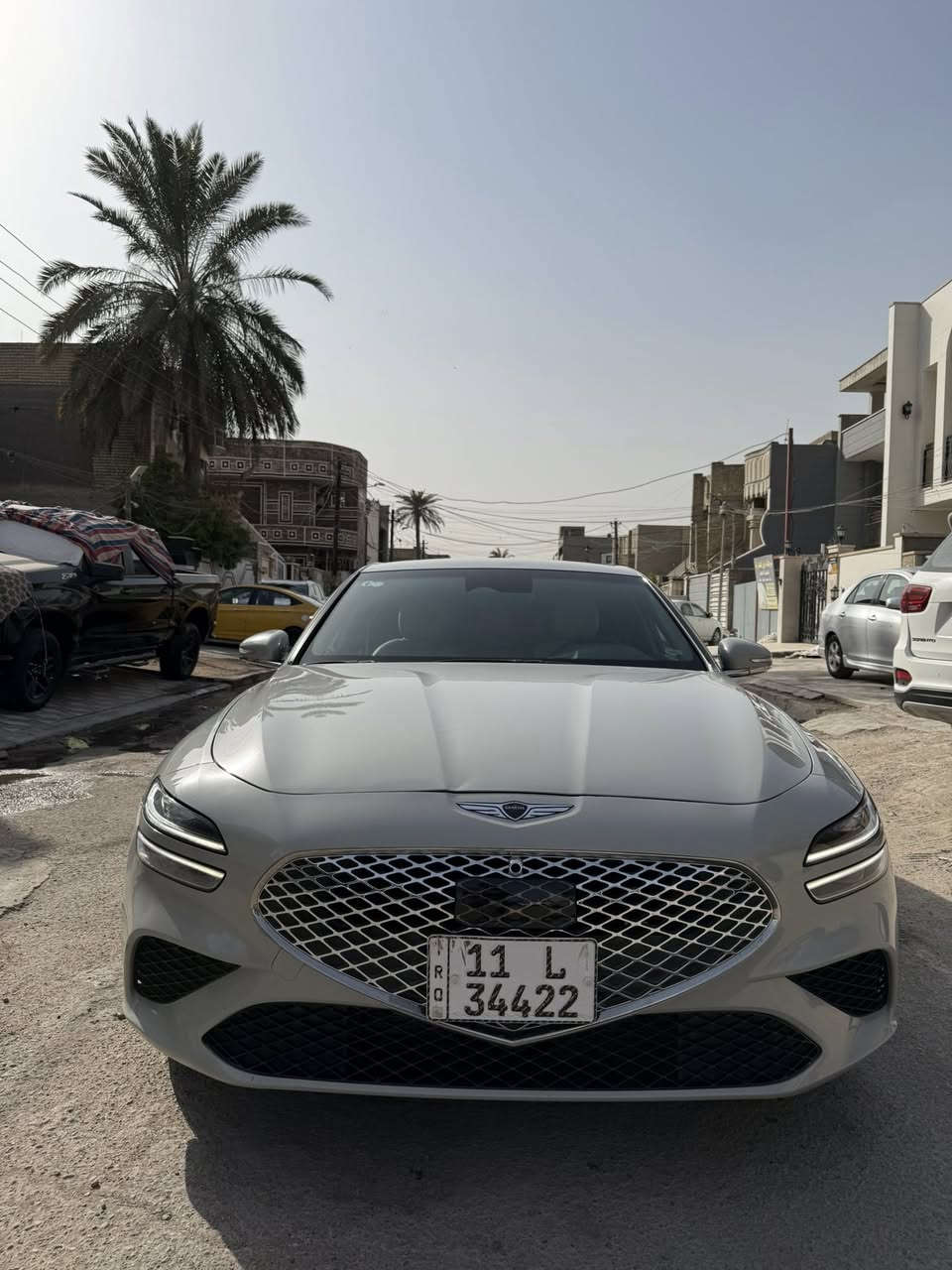 � للبيع – Genesis G70 2024 
🔹 اللون الخارجي: إسمنتي مميز
🔹 34.  Mil
🔹 نظام الدفع: رباعي (AWD)
🔹 ناقل الحركة: أوتوماتيك
⭐ المواصفات:
 • محرك تيربو قوي أربع سلندر • نظام دفع رباعيه 
 • جنوط سبورت
 • نظام صوت Lexicon الفاخر
 • شاشة وسطية كبيرة + Apple CarPlay + Android Auto
 • عدادات نصف ديجيتال مع عرض الحساسات
 • مقاعد جلد مثقبة (تبريد وتسخين)
 • تحكم كهربائي بالمقاعد+ 
 • بصمة تشغيل (Smart Key)
 • كاميرا خلفية + حساسات أمامية وخلفية
 • أنظمة أمان متقدمة (نقطة عمياء – تحذير تصادم – مثبت سرعة ذكي)
📌 ملاحظات:
 • السيارة نظيفة جداً، استخدام خفيف
 • جاهزة للفحص

🔥 سيارة رياضية فخمة بمواصفات عالية جداً وحالة ممتازة
❗️وبسعر مناسب ب١٩٥ ورقه❗️  
بيع او مراوس مع بي واي دي حصراً 
محتاج فرق 
للاستفسار. *********** 
مكان السياره بغداد.

