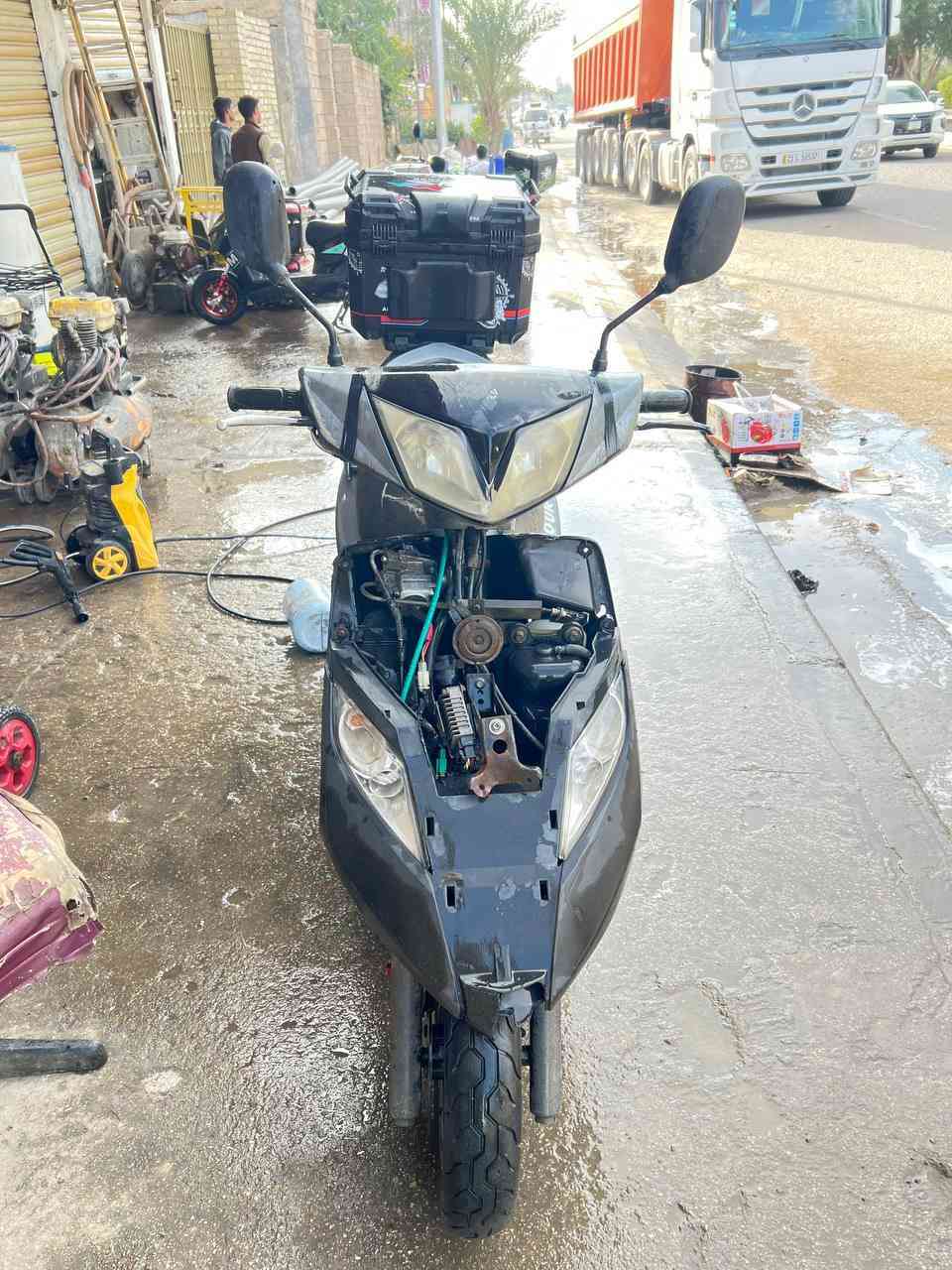 دراجة ماكس ثعلب للبيع 
مرقمة وكاملة وتحويل ثاني يوم 
المكينة مفتوحة ومجفتة تجفيت مضبوط صار سنة تقريبا 
كلجات بلادي 
كابريتر لبلادي موجودة ولدراجة محولها كابريتر ايران 
الدراجة بيها صندوك مثل ما موضح بالصورة ومرايات 
وباتري جديد نوعية فول 
«(ملاحضة)» 
 بس يرادلها المثلث الامامي و المثلث لجوة الكشن الي يم الكور 
الاستفسار 
***********
***********
السعر 
650 الف وبيها مجال 
مكاني الفلوجة حي نزال
