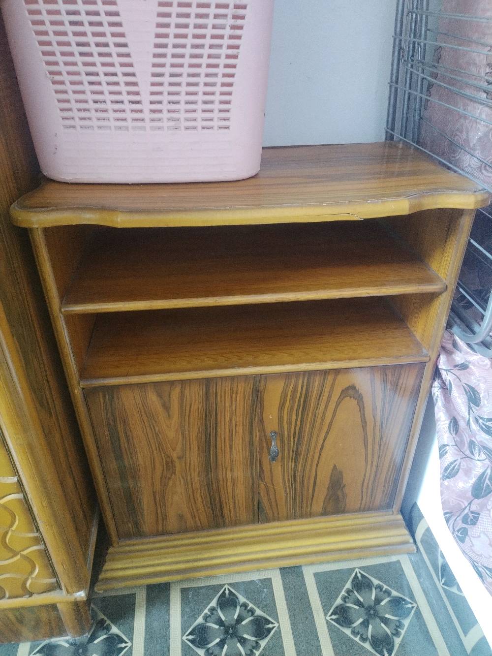 +سلام عليكم غرفه البيع  مكان الحسينيه 5 قطع  سعر 500الف وبيه مجال الرقم ***********
