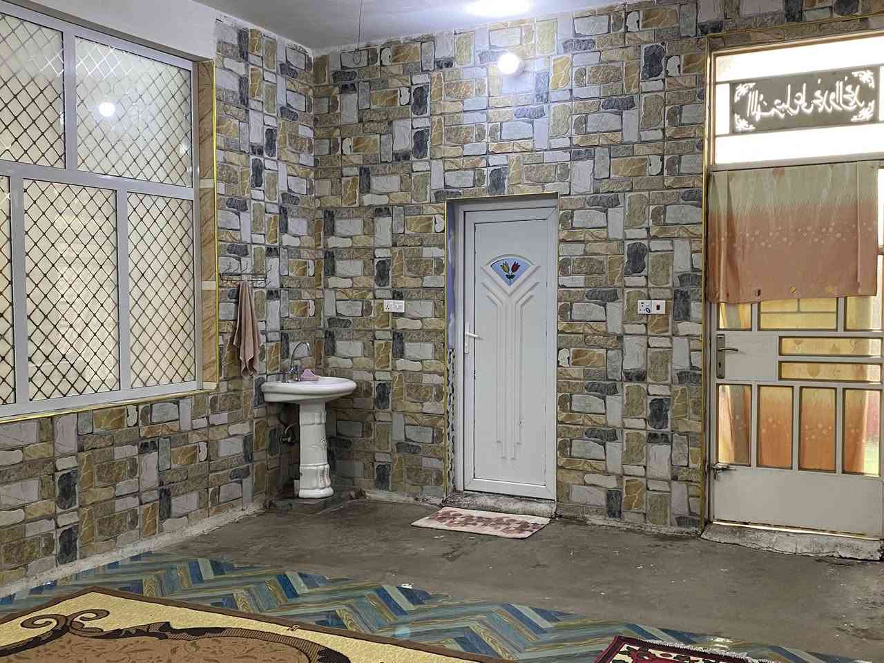 السلام وعليكم الدار للبيع
مساحه 260م
يحتوي ع3 غرف 
حمام خارج داخل 
الموقع خلف مطعم الموسوي
للاستفسار ***********
