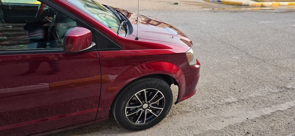 السلام عليكم
دوج كرفان 2018 se
من رخصه الادمن 

تحكم ستيرن 

3 قطع تبريد 

شاشه قلاب 

كراسي منفصل سياحي 
كرسي السائق كهرباء 
 رقم اربيل تحويل مباشر 
كامرة 
منافذ شحن امامي خلفي 
تحكم ستيرن 

تشغيل عن بعد 

تخم تاير جديد 

باتري وكاله جديد 

سيارة جاهزة و مصروف عليهة 
حادث جاملغ خلفي و طخه باب السايق السيارة بدون ايرباك 

السعر 148$ و بي مجال للشراي 

***********
