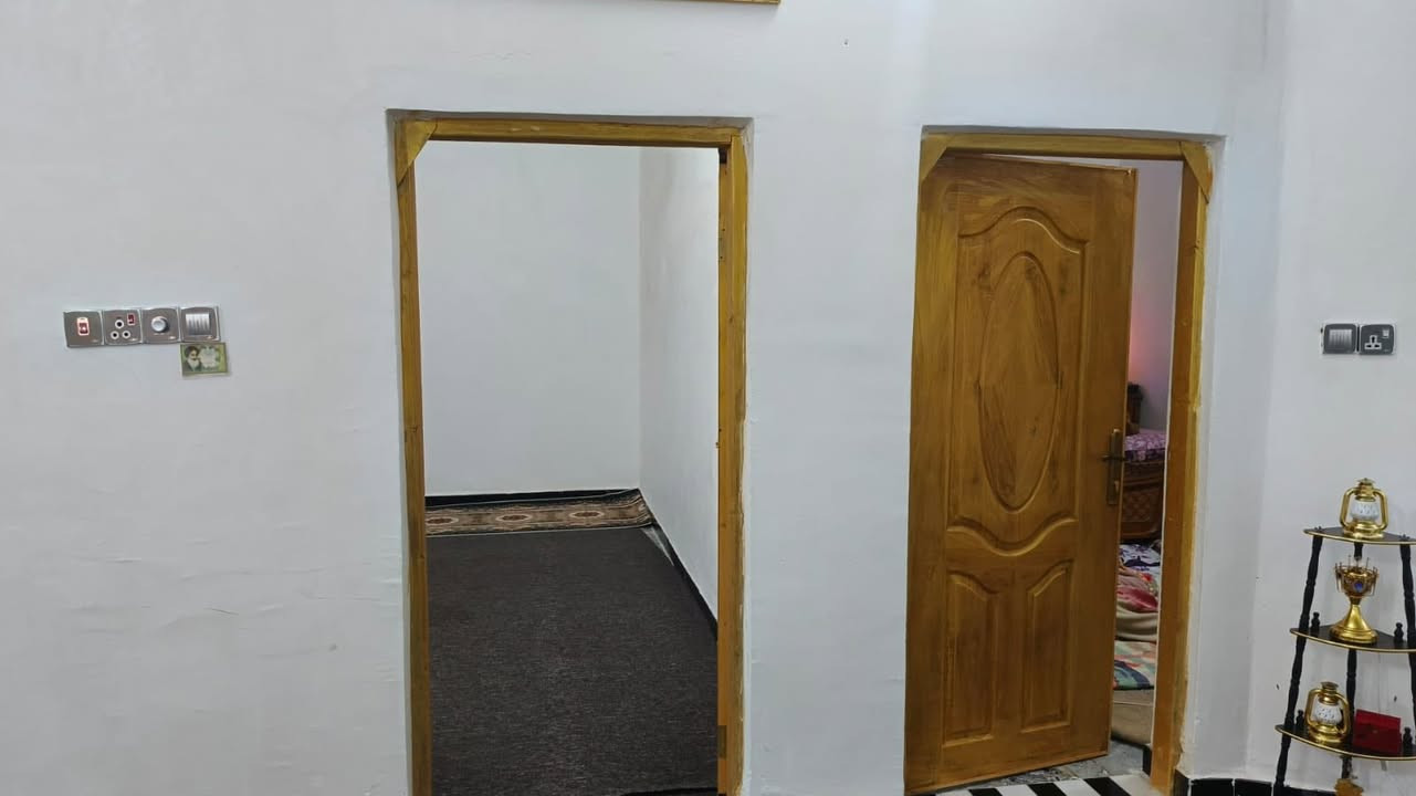 بيت زراعي للبيع
مساحه 200

طريق السوك فضليه شارع مدرسه الامام باقر تبليط قريب عل المدرسه 

75 متر عن شارع النازل 

يتكون من غرفتين وصاله كبيره ومطبخ ودوانيه وصحيات داخليه وخارجيه 

البيت بناء بلوك كهربائي عكاده 

سعر 43 وبيه مجال للشراي

لاستفسار والتواصل خاص او على الارقام لتاليه

ابو امير  :  ***********

منتظر حازم :  ***********

نستقبل كافه العروض الطابو والزراعي بيع وشراء في جميع مناطق سوك الشيوخ في مكتب الأمير للعقار  حي الجوادين قرب الصيدليه مباشرتا
