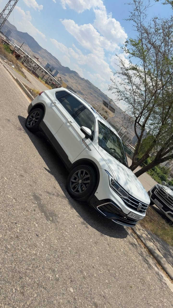 Volkswagen Tiguan 2022
‎فولكسفاغن تيكوان  2022 (بانوراما7 مقاعد)

‎موديل :2022
‎الصنف :SE
‎سعة المحرك :  4 سلندر cc turbo 
‎اللون الخارجي : أبيض 
                                                 اللون الداخلي جلدقيسي
‎قراءة العداد : 70 ميل 
‎المواصفات 
‎- بانوراما.
‎- 7 راكب
‎- شاشه كبيره
‎-  تبريد خلفي وامامي( 8 مخارج للتبريد) 
‎- نظام carplay 
‎-  شاشة وسطية
‎-  نظام النقطة العمياء 
‎-  هاند بريك بصمة + اوتوو هولد
‎- نظام توقف تلقائي عند الرجوع
‎ -  كاميرة خلفية بدقة عالية 
‎ -  نوع المقاعد: كهربائي - جلد - تدفئة )
‎-  المصابيح:  زينون - إضاءة ليد- ليزر
‎- بجم امامي كبس بوينت صبغ و جملغ و باب سايق  بدون داخل ايرباگ بس دوگمه
*********** دهوك, العراق
