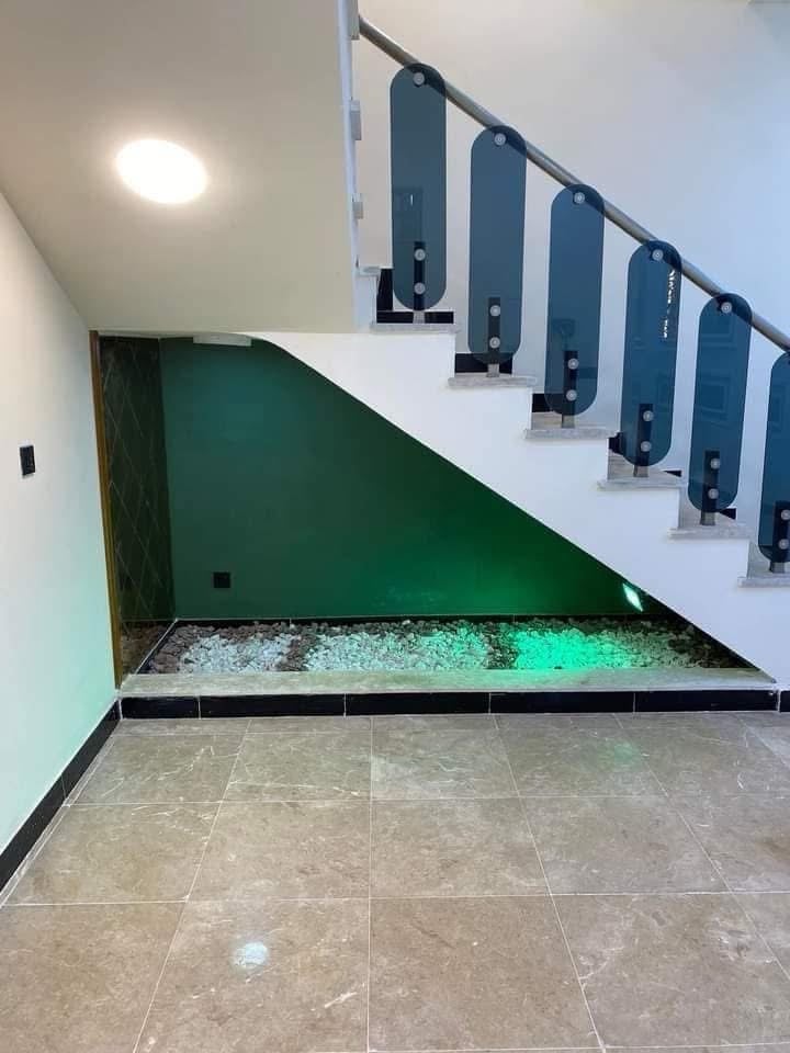 بيت للبيع 

📍المشتل _ شارع المطبك _ شارع الزيدي 

المساحة   125 متر   
الواجهه        5  متر 
مدخلين استقبال + مطبخ + غرفة نوم + صحيات+ منور + بالكون خلفي
طابق الثاني  3  نوم + صحيات + بالكون عدد2
الطابق الثالث سطحين + غرفه سندويج مخزن بالسطح 
☎️ ***********