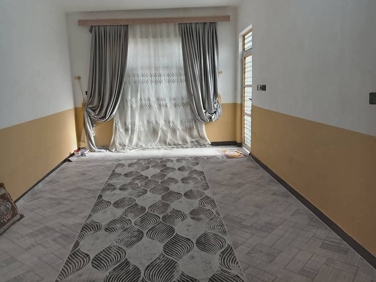 السلام عليكم
دار للبيع طابو صرف مساحه 200م  🏠
حي العسكري الثالث قرب مدرسه الجنائن المعلقه
يحتوي على غرف نوم 2  وصاله واستقبال ومطبخ وصحيات
بناء وسط👉 خدمات كامله
للاستفسار📞 اكثر
مراجعه مكتب الفراتي للعقار قرب جامع زين العابدين📞
***********  اتصال
***********  واتساب
