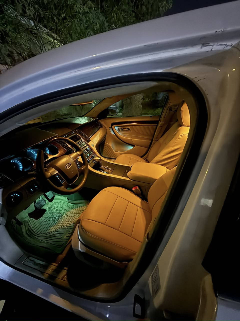 السلام عليكم 
تحية وتقدير الى الادمن المحترم 
يتوفر فورد تورس لمتد استلام شركة نيفا خليجي  موديل ٢٠١٢ فول مواصفات محرك 3500 تدفئة وتبريد الكشنات بردة خلفية بلادية انارة لد داخلية مساج بالكشنات الامامية تحكم بمستوى  دواسات الوقود والبريك شفتات بالستيرن رادار امامي نقطة عمياء رادار امامي انذار بالتصادم حساسات خلفية مرآة ذكية في حالة وجود انارة قوية من الخلف مانع انزلاق ABS محرك جديد فتح صندوق زيرو قبل 4 سنوات  شديته ماشي عليه 30 الف كيلو متر صدر امامي جديد كير بحالة ممتازة تبريد ممتاز جديد سلايد روف طكتين  ....
سعر 11500$
***********
متوفر واتساب..
