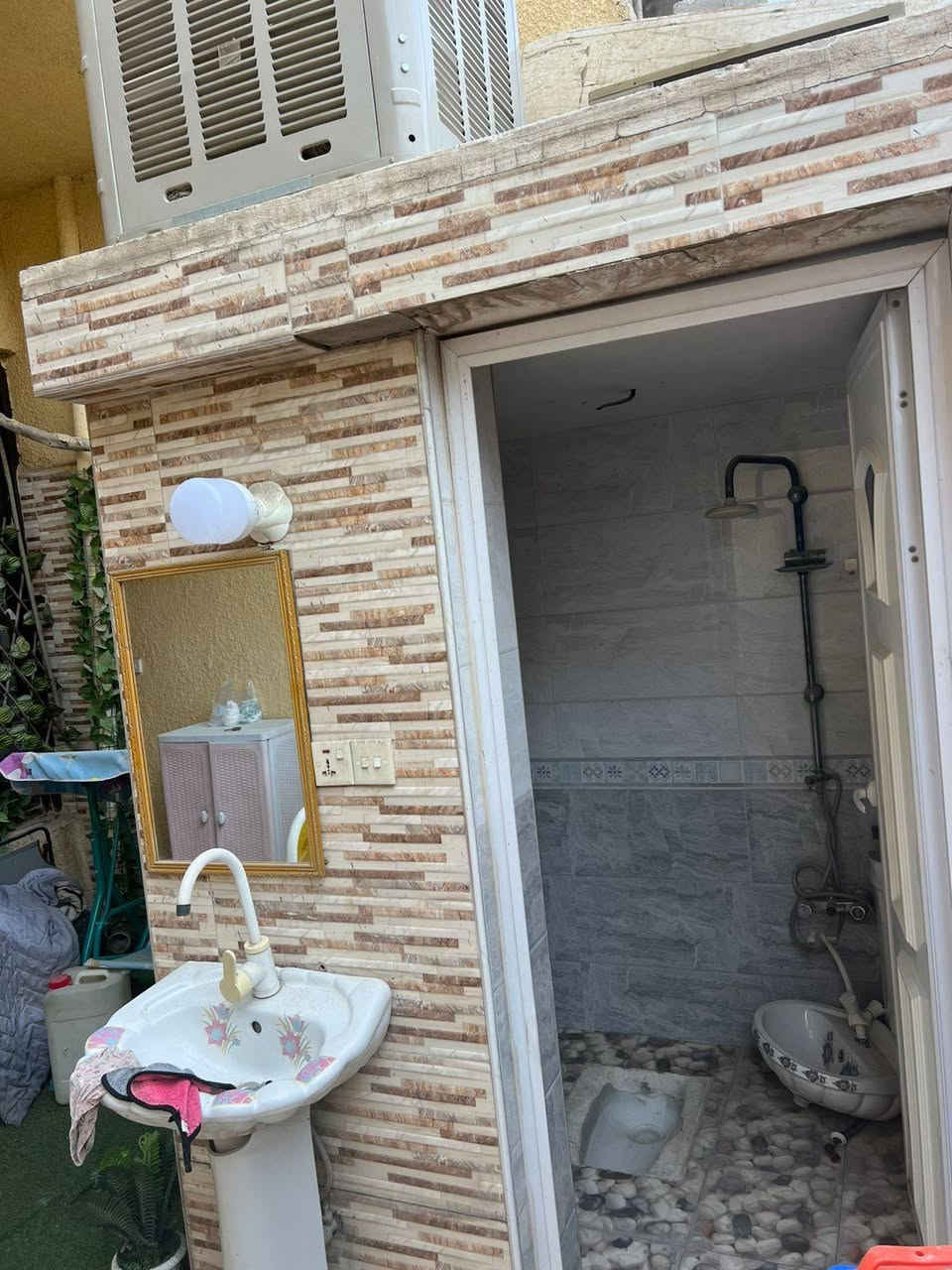 بيت100متر للبيع مكان سكينه 2.9شارع المكاتب طابق واحد. غرفه نوم وستقبال ومطبخ وصاله وكراج للأستفسار ***********
