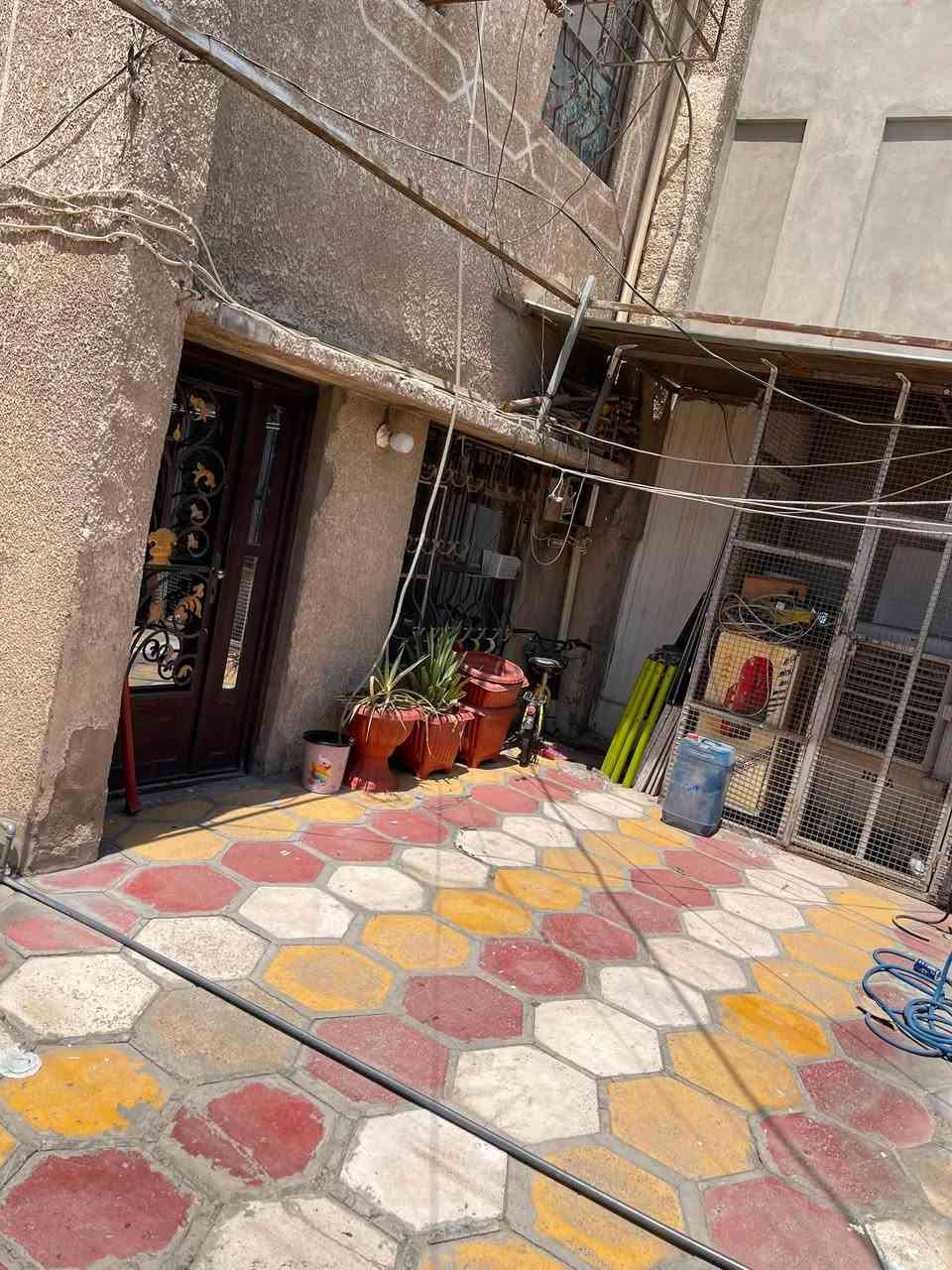 (مكتب الوليد شعب شارع عدن ) الايجار 
سلام عليكم يتوفر بيت مساحه 130متر منطقت الشعب شارع عدن صاله ستقبال ثلاث غرف نوم حمامات 1 كراج ومنور ومطبخ /لليجار /***********ابو علي
