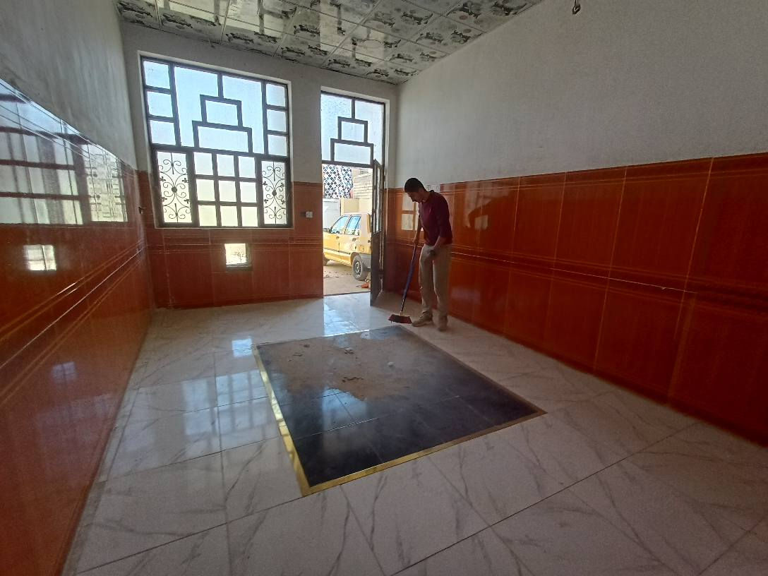 السلام عليكم 
بيت للبيع المساحه 150 م طابق واحد فقط متكون من هول ومطبخ وغرفة نوم كبيره 
للاستفسار الاتصال على الرقم التالي 
‏‪0 771 890 2506‬‏ مكلف بالنشر 
مكان البيت  ابو غريب بالحصوة قريب من شارع 30 بغداد, العراق
