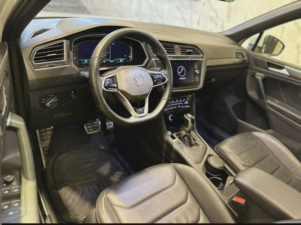 فولكس تيجوان 2023 R.line الشكل المميز و المرغوب
. عداد 65000 km   
. فابريكه بالكامل بدون ملحوظه
. رخصه ساريه
. صيانات توكيل 
متاح التواصل واتس او فون 
 01020259999


**إذا كنت صاحب هذا الإعلان وتريد حذفه لأي سبب، رجاءا أرسل رسالة إلى الدعم الفني**