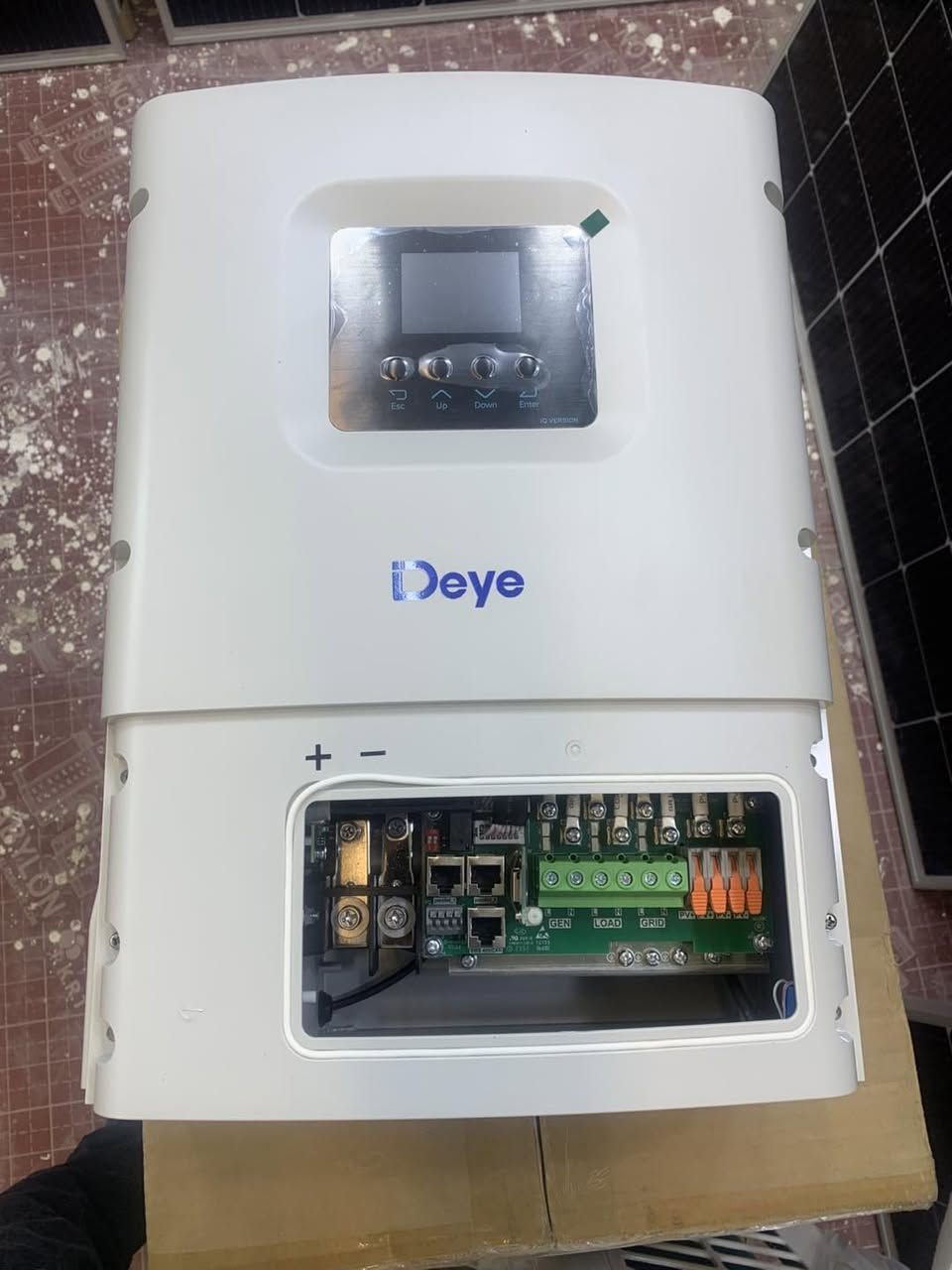يعلن مكتب المهندس لحلول الطاقة عن توفر الوجبة الأولى من انفيرترات  
🔋⚡ نوع  Deye – 6KW  OFF-GRID 
(الجيل الثاني)

📊 مواصفات ومميزات:
✔️ القدرة: 6KW لكل جهاز  
✔️ نظام Off-Grid d  
✔️ جهد البطارية: 48V  
✔️ شحن عالي يصل إلى 135A  
✔️ يدعم بطاريات Lithium & Lead Acid  

🌧️ جديد الجيل الثاني:
✔️ حماية IP65  
✔️ مقاوم للغبار والأمطار  
✔️ مناسب للتركيب الخارجي بدون قلق  

⚡ ميزات متقدمة:
🔸 إمكانية الربط على التوازي  
🔸 تشغيل 3 أجهزة = نظام 3 فاز (3 Phase)  
🔸 أو سنكل فيز بقدرة أعلى  
🔸 يعمل على الألواح + البطاريات + الكهرباء الوطنية  

🔥 مناسب للمنازل، الشركات، المحلات والمشاريع

🚚 الوجبة الأولى متوفرة الآن  
وقريباً وصول الوجبة الثانية

📞 للحجز والاستفسار:  
***********  
***********  

💡 *مكتب المهندس – طاقة نظيفة و
