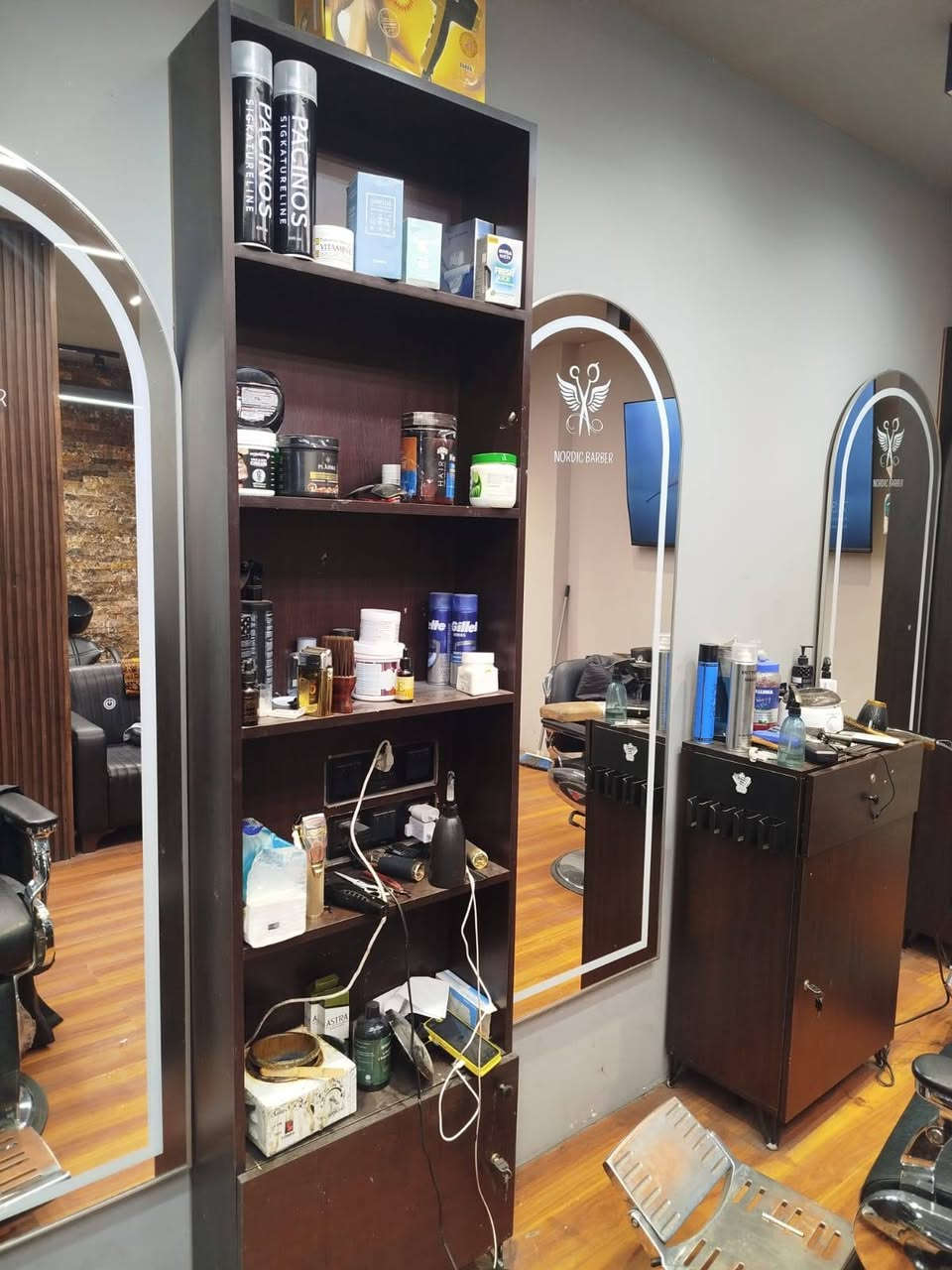 السلام عليكم حبايب متاح كاونترات للبيع مكاني بغداد حي الجامعه ٥ قطع جدد استعمال قليل ***********
