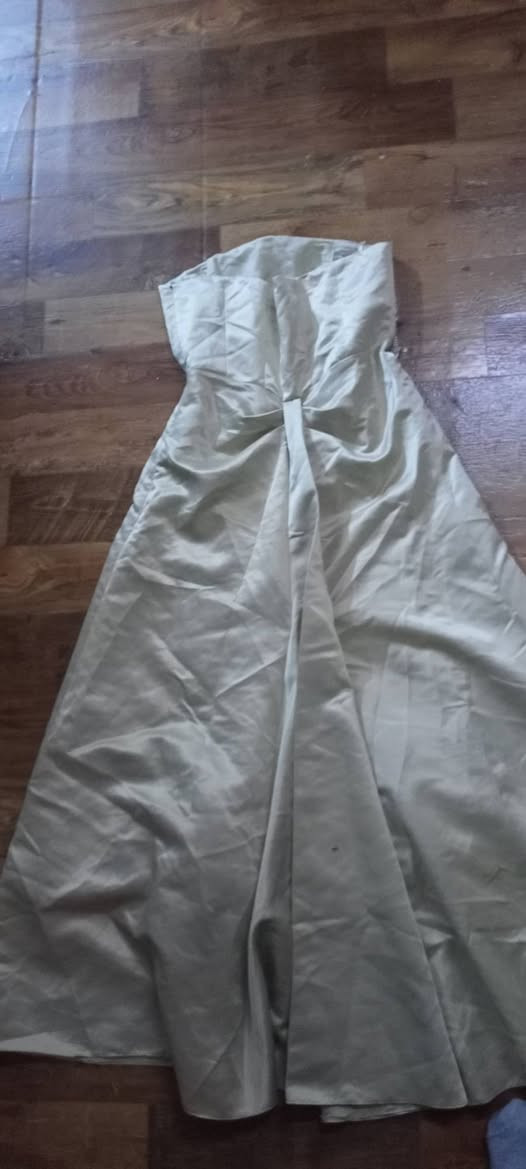 فستانين أغلبهم جدد واحلا  من الصوره    وثكيلات  آريدهم شلعه كولهم 30 الف


**إذا كنت صاحب هذا الإعلان وتريد حذفه لأي سبب، رجاءا أرسل رسالة إلى الدعم الفني**