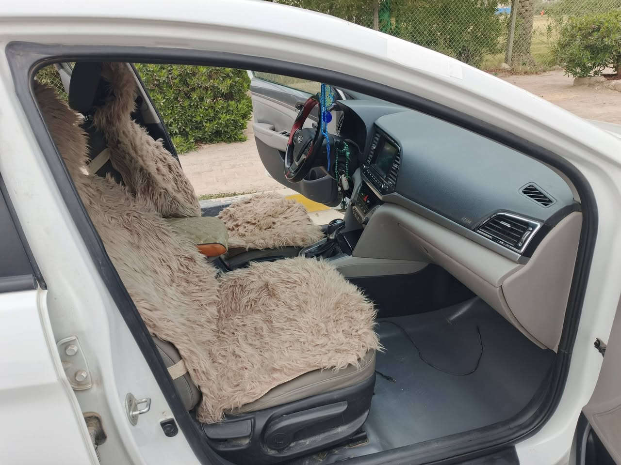 بسم الله 
‏النترا ٢٠١٧ 
باسمي و شرط التحويل 
‏امريكي / محرك دوش ما مفتوح  / كير ate ما مفتوح
‏ماشية ٩٤ وكسور 
‏مواصفات اعتيادية شاشة وكاميرا و كشنات مخمل وتحكم بالستيرن 
‏العناون الزعفرانية / الوليد 
السعر المطلوب ١١٠ وبيها مجال 
‏*********** واتساب واتصال
