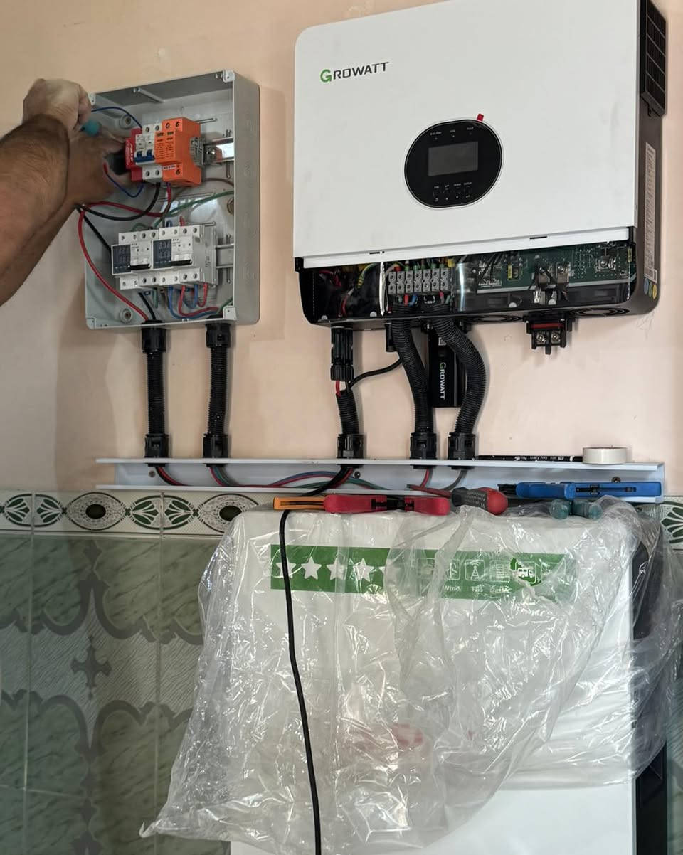 بأول أيام رمضان المبارك
تم بعون الله تنصيب منظومة طاقة شمسية في
📍 هور حسين – المسيب

🔋 مكونات المنظومة:
⚡ انفيتر Growatt بقدرة 6 كيلوواط
🔋 بطارية CS SUN ليثيوم – سعة 10 كيلوواط ساعة
☀️ عدد 8 ألواح شمسية عالية الكفاءة
🛠 هيكل ميكانو سماكة 2 ملم (تحمل ومتانة أعلى)

✅ كهرباء مستقرة
✅ تشغيل مريح للأحمال
✅ قابلية تطوير مستقبلية
✅ ضمان حقيقي وخدمة ما بعد البيع

📞 للحجز والاستفسار:
المحترف للطاقة المتجددة
📍 بابل – المسيب – طريق سدة الهندية
قرب محطة وقود الميقات
داخل مجمع النهرين للأجهزة الكهربائية
📱 ***********

#الطاقة_الشمسية
#المسيب
#هور_حسين
#Growatt
#CSSUN
#بطاريات_ليثيوم
#ألواح_شمسية
#هيكل_ميكانو
#المحترف_للطاقة_المتجددة
#وداعاً_للمولدة
#كهرباء_مستمرة
#رمضان_كريم
