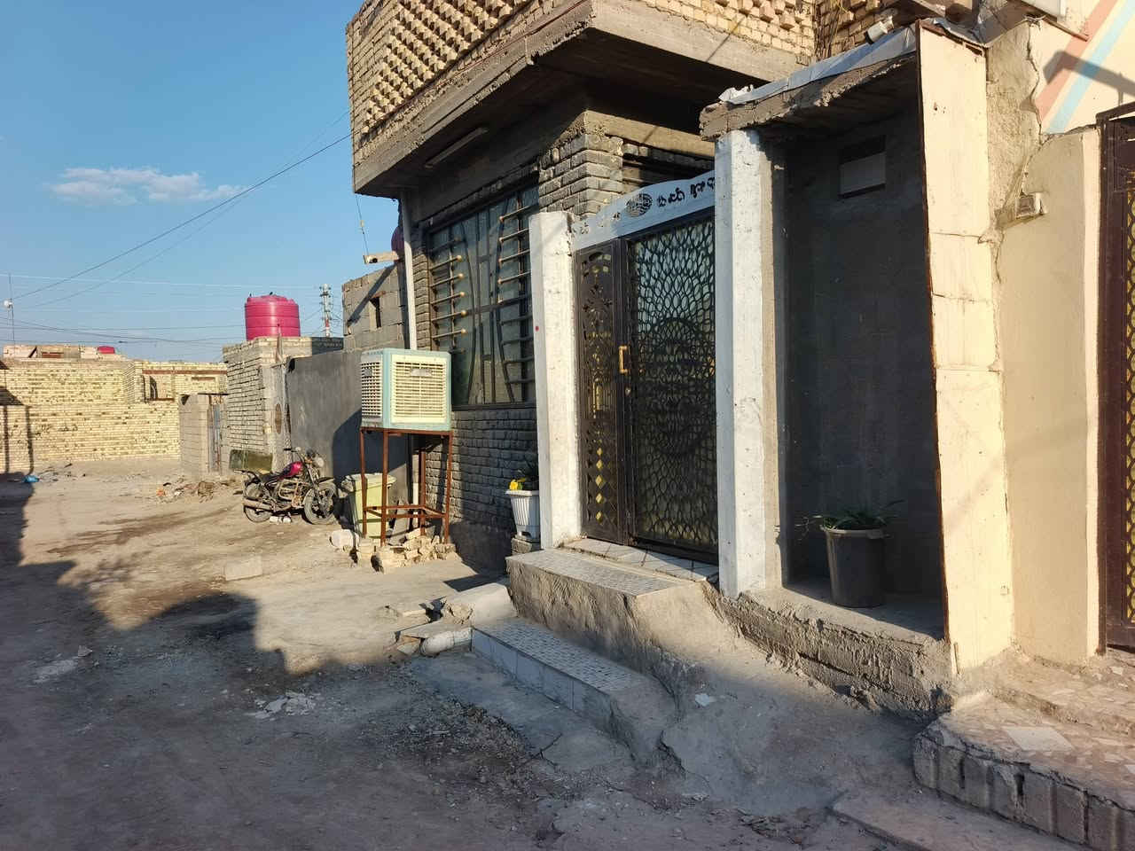 السلام عليكم بيت بسعدي قريب على طريق ياحسين بكاع الخزاعل مدور ثاني يوم البيت كامل مكمل وياه قطعه ١٠٠متر مسويه حديقه وأي ستفسار الاتصال على الرقم ‏‪***********‬‏
