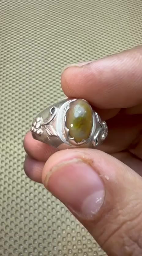 💎🔥 محبس أوبال أثيوبي – جمال يتغيّر مع الضوء 🔥💎
قطعة ساحرة من الأوبال الأثيوبي الأصلي
حجر حيّ ينبض بالألوان… كل حركة ضوء تكشف طيف جديد 🌈✨
مرّة تشوف نار، مرّة تشوف ألوان قوس قزح… سحر طبيعي ما يتكرر.
🌟 الأوبال الأثيوبي يتميّز بـ:
✨ تدرجات لونية نارية فريدة
✨ لمعان ملفت وحضور راقٍ
✨ حجر نادر يختلف من قطعة لقطعة
💎 يُعرف بين محبي الأحجار بأنه:
🤍 يعزز الإبداع والطاقة الإيجابية
🔥 يقوي الحضور والجاذبية
🌿 يمنح شعور بالتجدد والثقة
🛠️ صياغة يدوية فاخرة
تشطيب أنيق يبرز جمال الحجر ويخليه مركز الانتباه 👑
محبس يليق بالمناسبات وبالإطلالة اليومية بنفس الوقت.
❤️ قطعة مميزة لعشّاق الأحجار النادرة
واللي يحب يلبس شي مختلف وغير تقليدي.
📩 الكمية محدودة
والأوبال ما يشبه نفسه مرتين ✨
التواصل خاص او واتساب عبد الرقم ***********
#أوبال_أثيوبي 🌈
#محبس_فاخر 💍
#حجر_نادر 💎
#ذوق_رفيع 👑
#لمعان_وألوان
