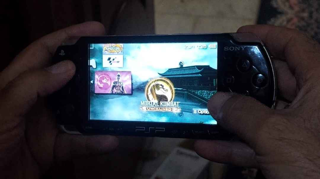 جهاز بي اس بي محمول ياباني الاصلي سوني كامل الملحقات مع الالعاب والسعر على الخاص *********** كربلاء, العراق
