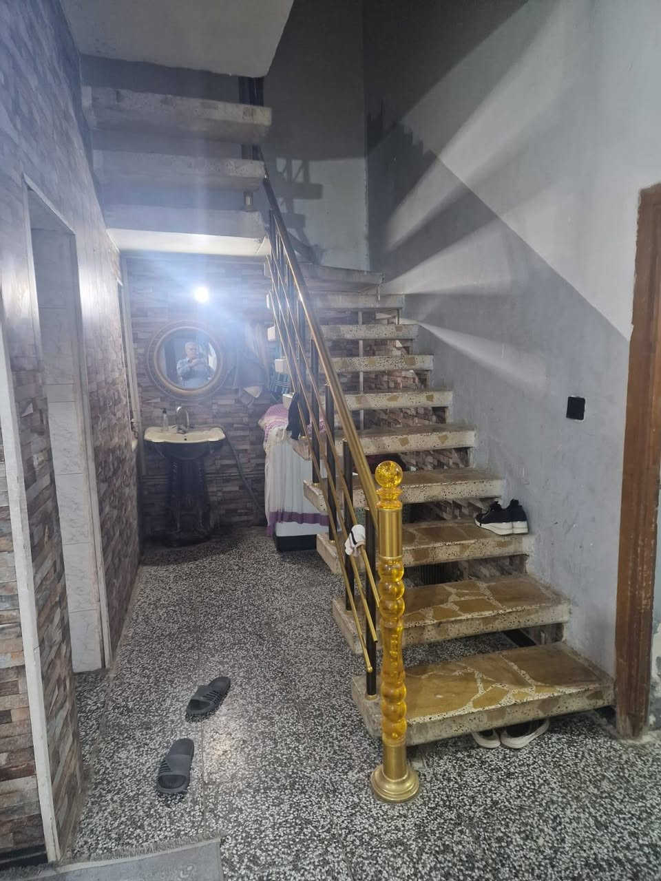 دارللبيع في زوير مساحه300م شارع سبيس الفرع الثالث المغلق  بناء2023طابقين... ط1غرفتين نوم وصاله ومطبخ وكليدور ومجمع صحيات . ط2/2نوموكليدور ومجمع صحيات. السعر250ممكن تفاوض. مكتب عالم العقار***********
