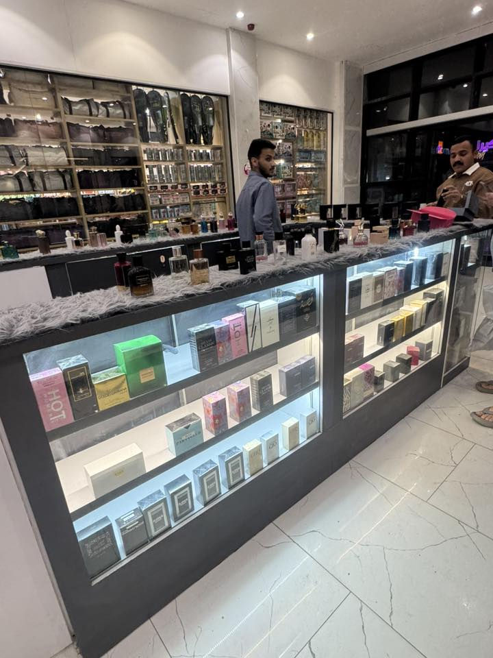 السلام عليكم بوث عطور للبيع مع العطور كامل الموقع بغداد حي الجهاد مول العربي ديشتغل السعر ٥ ملايين ونص التواصل ***********
