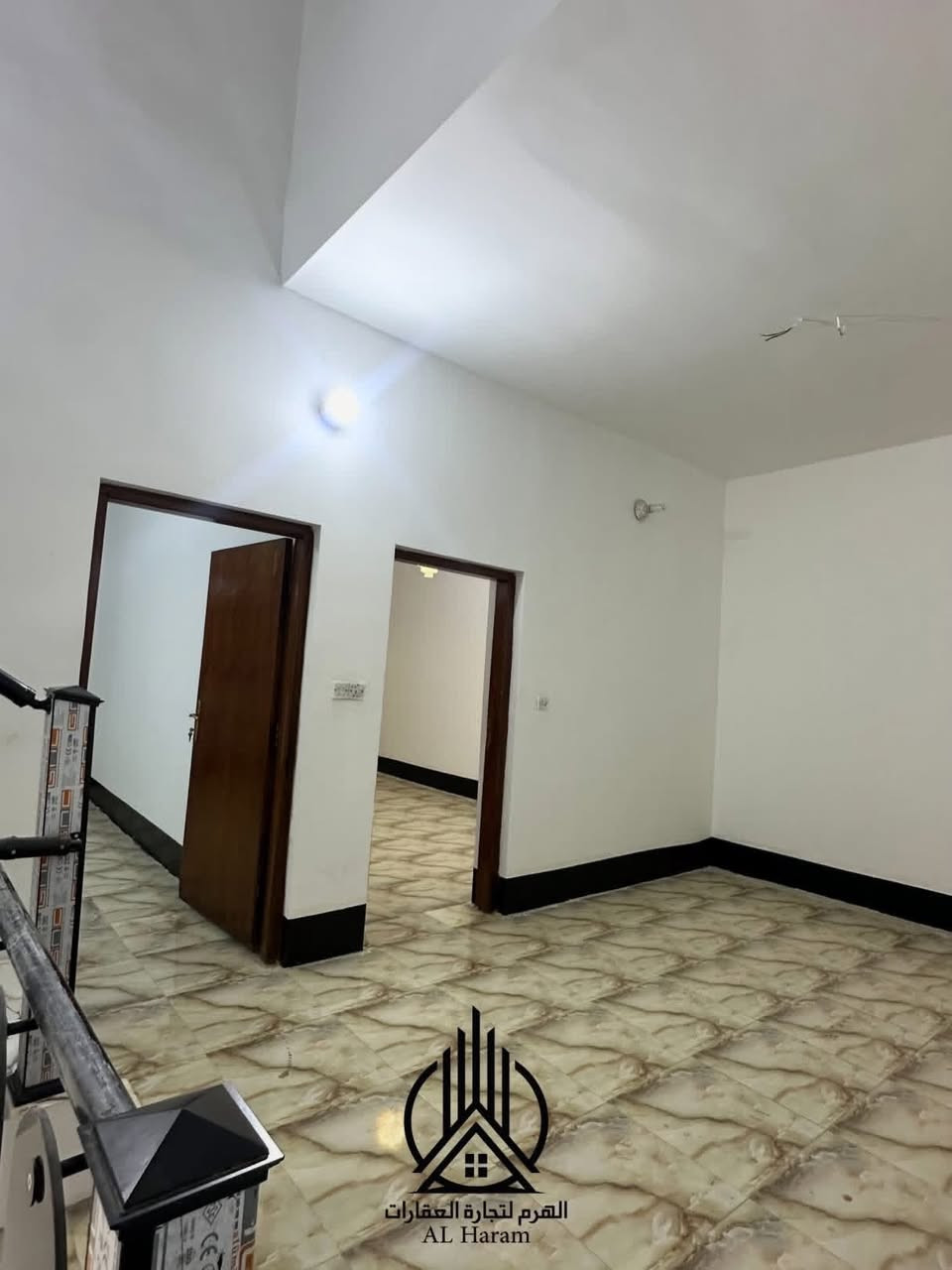 #حي_الوفاء - على حديقة جهة الميلاد 📍
دار 150 متر وجه 7.5 على حديقة طابقين

الطابق الاول : غرفتين نوم - صاله - استقبال - مطبخ - صحيات خارجيه - منور 

الطابق الثاني : غرفتين نوم - صاله - صحيات 

البناء طابوك السقف صب كونكرت

السعر : 235 مليون

للأستفسار 

سجاد مؤيد 

***********
***********

عنوان المكتب : خدمي سيف سعد - مقابل جامع محمد الجواد - على الشارع الرئيسي مباشرةً 📍
