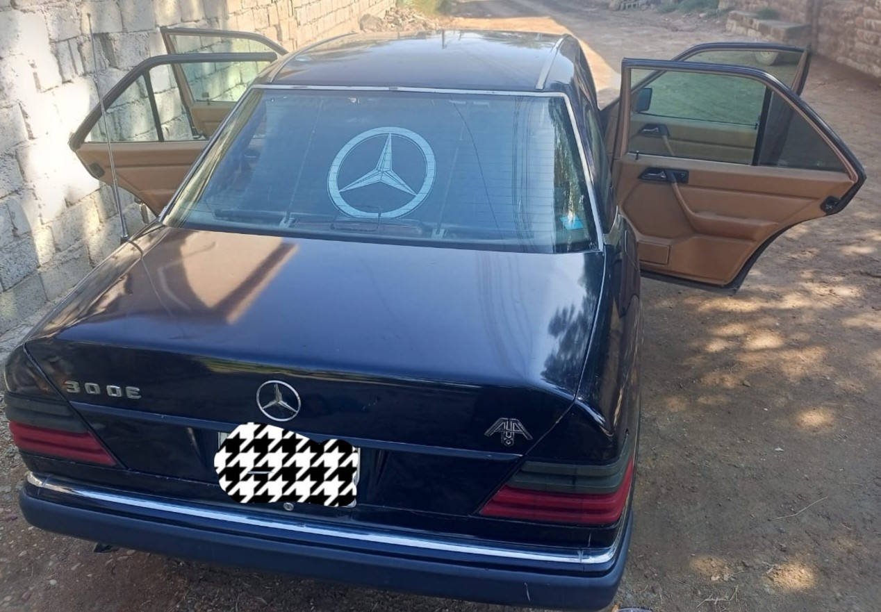 السلام عليكم. للبيع 
مارسدس دب.  السيارة خير من الله 
 موديل 89
محور بطة محرك 2500
السنوية بأسمي 
اللون حبري
سعر 60 وبيها مجال
الرقم. *********** ابو سيف
