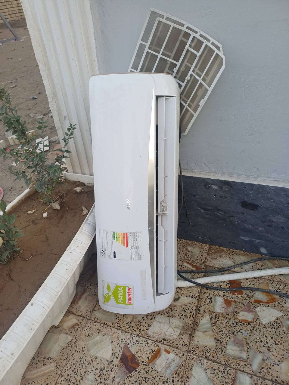 السلام عليكم للبيع سبالت عدد ،2 عالشغل خارجيه توسوت ٢ طن فقط خارجيه والثاني اواكس واحد طن انفيرتر مكاني بغداد الدوره الشراي يتصل ويدلل ***********
