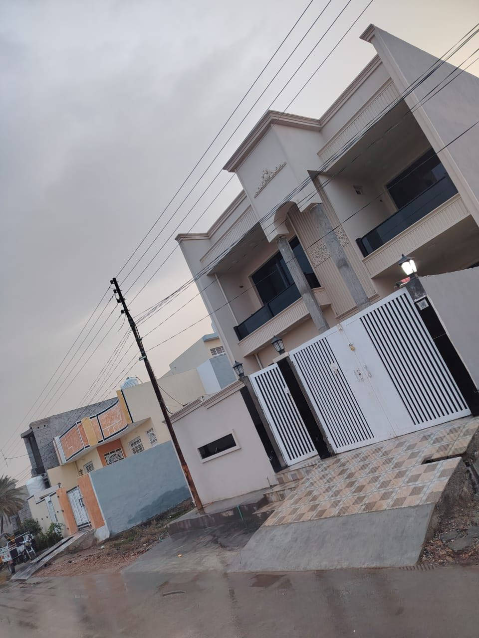 � بيت جاهز للسكن بمواصفات عالية
مساحة 200م – تحفة فنية متعوب عليه

🔹 نوع العقار: طابو صرف زراعي
🔹 السند: 25
🔹 المساحة: 200 م²
🔹 البناء: طابقين
🔹 غرف النوم: 4
🔹 الحمّامات: 4
🔹 الطابق الثاني: غرفتين نوم + سويتين

🏠 مواصفات البيت:
▪️ فول نظام تركي
▪️ أبواب تركي ثقيل
▪️ مداخل قاصة ثقيل
▪️ شبابيك ومحجرات مسكرت
▪️ دبل جام ضد الكسر

📍 الموقع:
ديالى – بعقوبة
منطقة أم العظام
خلف الصناعة الثالثة
خلف التجاري مباشرة

💰 السعر: 160

📞 للتواصل:
***********
***********
