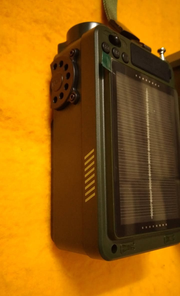 راديو  متعدد موجات ماركة معروفة . سحب جدا قوي يدعم شحن طاقة شمسيه وتايبسي ويدوي . يعتبر بور بنك لشحن الأجهزة لايت مدمج مع بوصلة وجهاز انذار وبلوتوث وسائط.  غير مستخدم كامل ملحقات توصيل متوفر تواصل خاص


**إذا كنت صاحب هذا الإعلان وتريد حذفه لأي سبب، رجاءا أرسل رسالة إلى الدعم الفني**