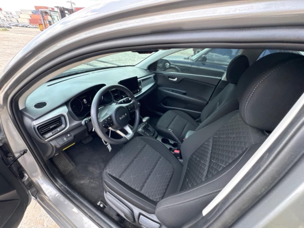 السيارة كيا حديثة، لونها سلفر، مريحة وواسعة من الداخل، وتحتوي على مكيف هواء وشاشة ملاحة. الدعامية الخلفية تحتاج إلى تصليح بسيط مثلما موضح بالصور. للاستفسار والمزيد من التفاصيل، يرجى التواصل معي.