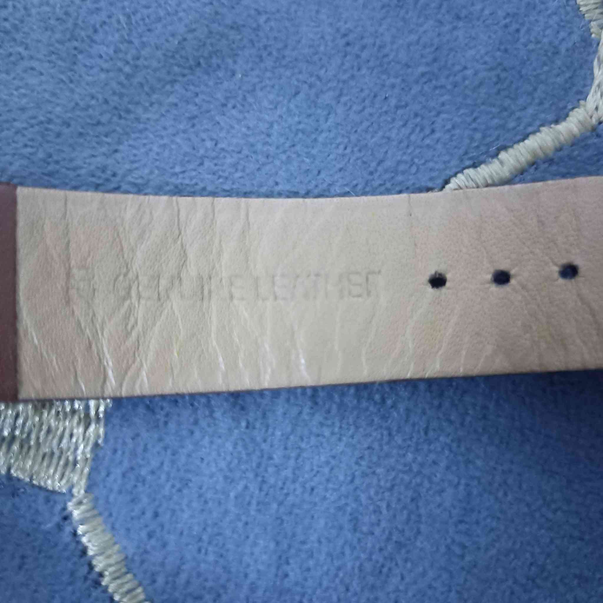 للبيع ساعة سيتيزن (Citizen) موديل BE9173-07X الرجالية، بتصميم كلاسيكي فاخر
الهيكل ستانلس ستيل مطلي باللون الذهبي الوردي

السير جلد طبيعي بلون بني اصلي مختم 

أصدرت عام 1990 يونيو

والرقم التسلسلي موجود

ماكنه كوارتز مامفتوحه اصليه 

السعر أعلى سعر ابيع

التواصل ***********
