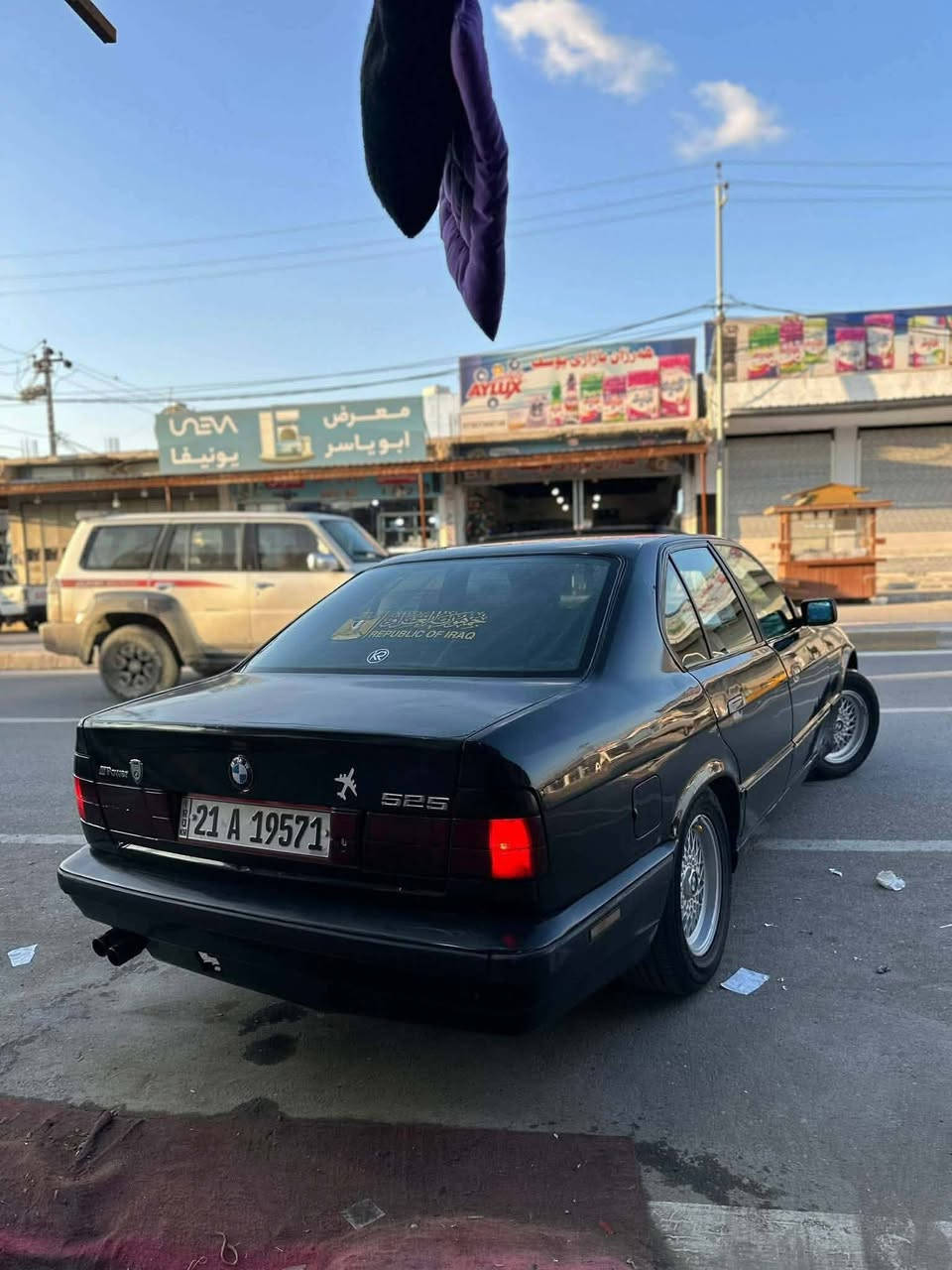 السلام عليكم اخوتي 
 BMW  1991 رقم سليمانيه 
 6مسكر اصل بليته وسنويه 
كير عادي 
لا تنقيص ولا تبخير 
تخم تاير وياله لا عواج ولا فطر 
تبريد تدفئه 
سنويه سقطت بشهر الرابع 
السعر 43وبيها مجال 
العنوان ديالى بعقوبه شارع المحافظه او البلده 
***********
