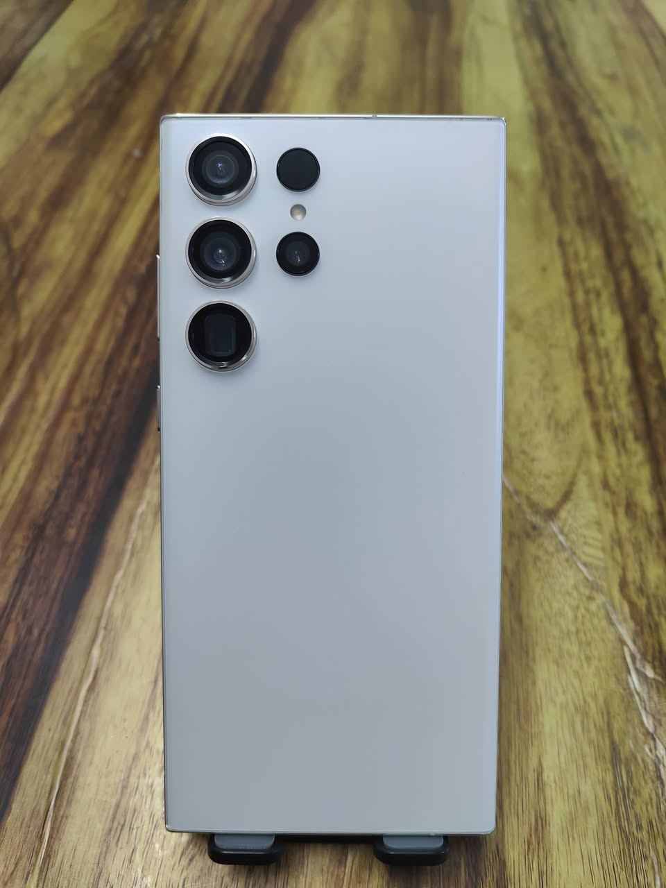 اس 23 الترا امريكي ذاكرة 256 لون ابيض 
نظافة 100% بدون اي شخط مستبدل ظهر بس 
يشغل شريحة عادية وشريحة الكترونية 
سعر 640 نهايته بدون مراوس 
***********
