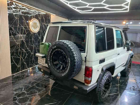 مئك زه مين بؤكس. مؤديل 1987سه ياره كه كامل ده س كاريه مه كينه ٣ئف شه ش گئر ده عامي پئ شودواوه ي ئاسنه وينج به رزكراوه به س تايه و ويله كه ي باي 15گه يلايه ره قه م هه ولئر وه كاله ي به ناوي خؤمه  گؤرينه وه ش ده كه م به شتئك به دلم بئت سعر85گه لاو معلمه له *********** رانية
