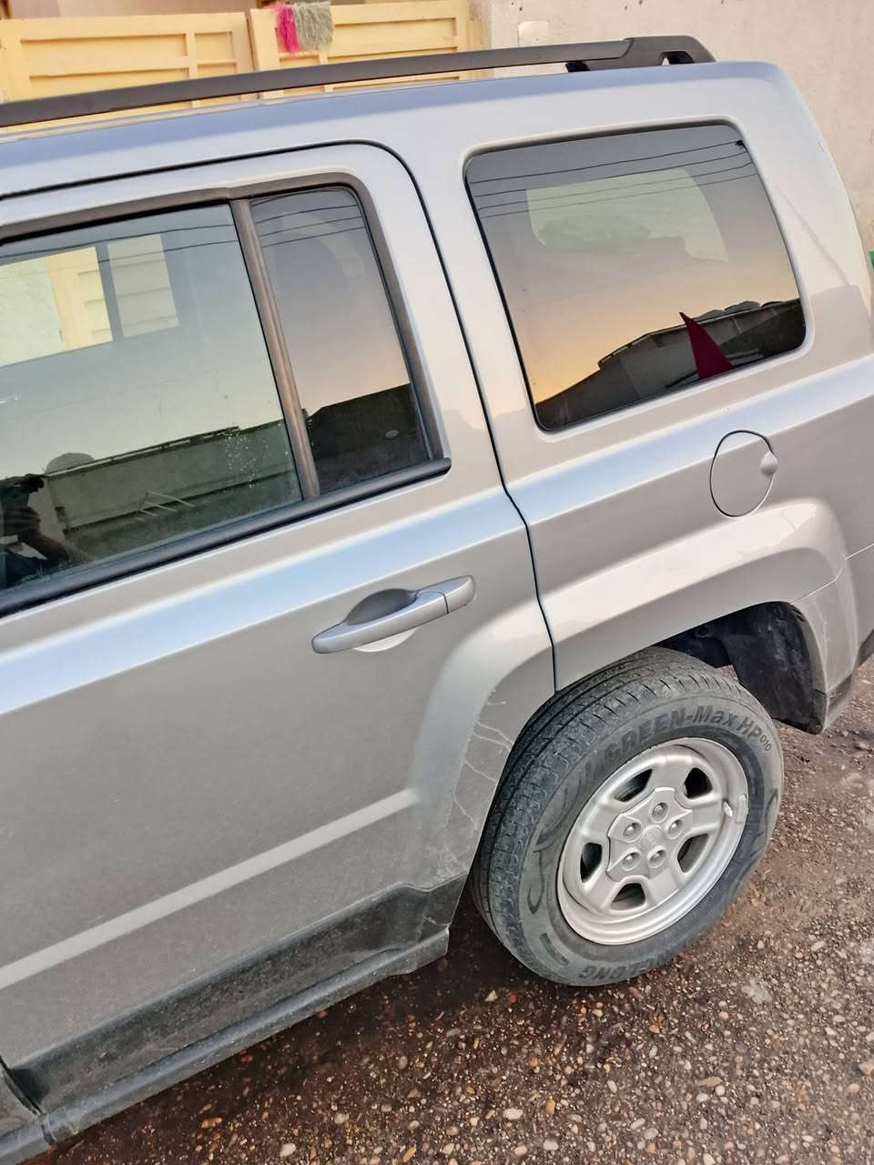 جيب باتريوت 2017 السياره حادثه بصيط بس خشم الجاملغ وشويه من البنيد باقي مكفول جاهزه رقم انكليزي بسمنه ثاني يوم تحويل السعر 110 وبيه مجال حك الجيه ***********
