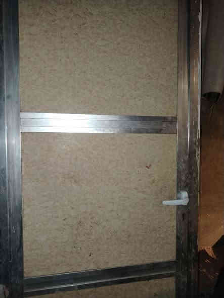 سلام عليكم بيبان الامنيوم العدد١٠سعر الباب ٥٠الف وبيه مجال انضف من صوره مهيجران قرب حسينيه داود العاشور ***********
