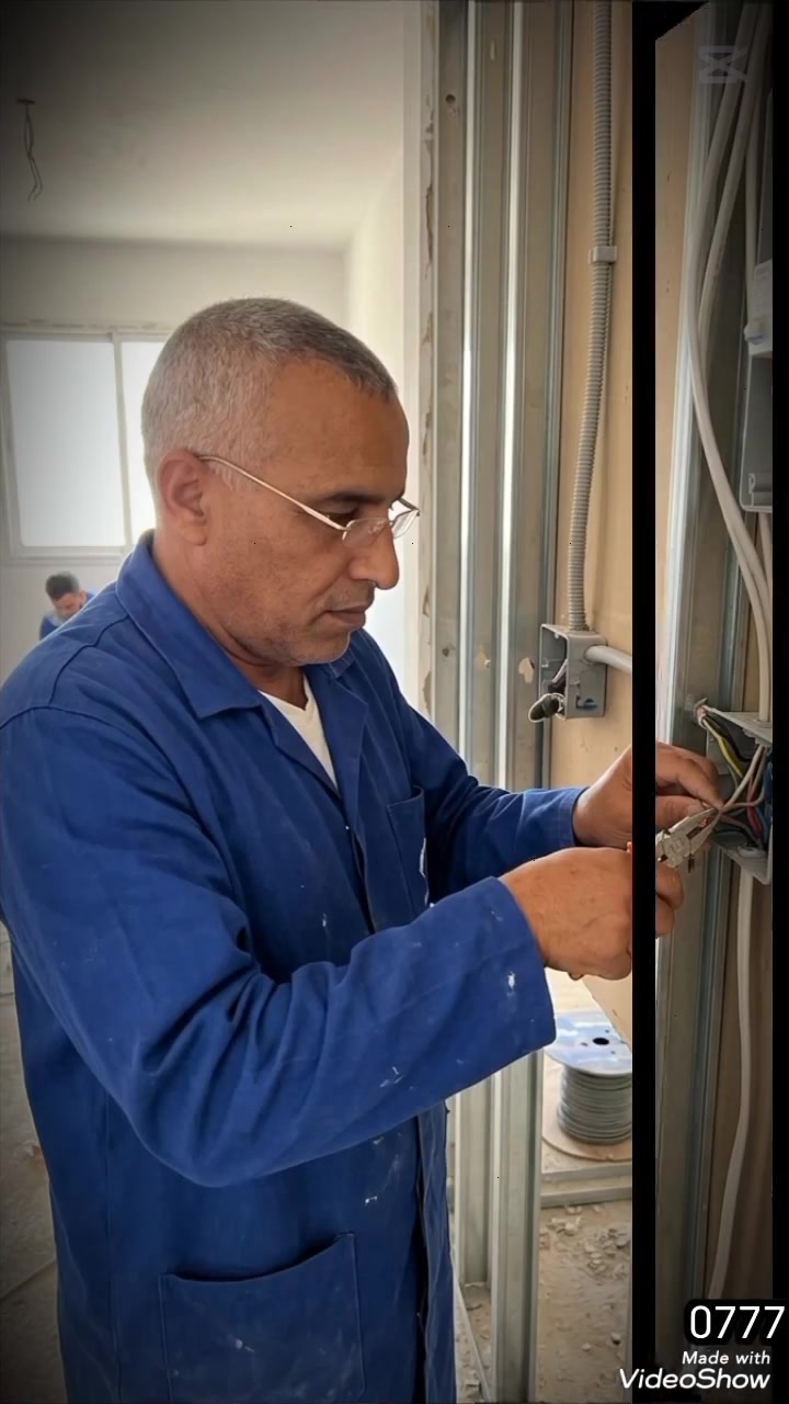 تأسيس كهرباء المنازل ونصب الكامرات وتنصيب الستلايت تصليح الأعطال المنزلية ماعليك سوى الأتصال *********** متواجدون على الواتس أب

